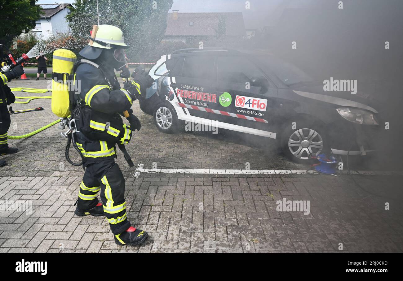 St Leon Rot, Germania. 19 agosto 2023. Al St. I vigili del fuoco di Leon, i vigili del fuoco del distretto Reno-Neckar utilizzano uno speciale veicolo di addestramento per esercitarsi a combattere un incendio in un veicolo elettrico. Il fuoco è simulato visivamente dal fumo. Il veicolo è stato sviluppato dalla società Q4Flo. Crediti: Uli Deck/dpa/Alamy Live News Foto Stock
