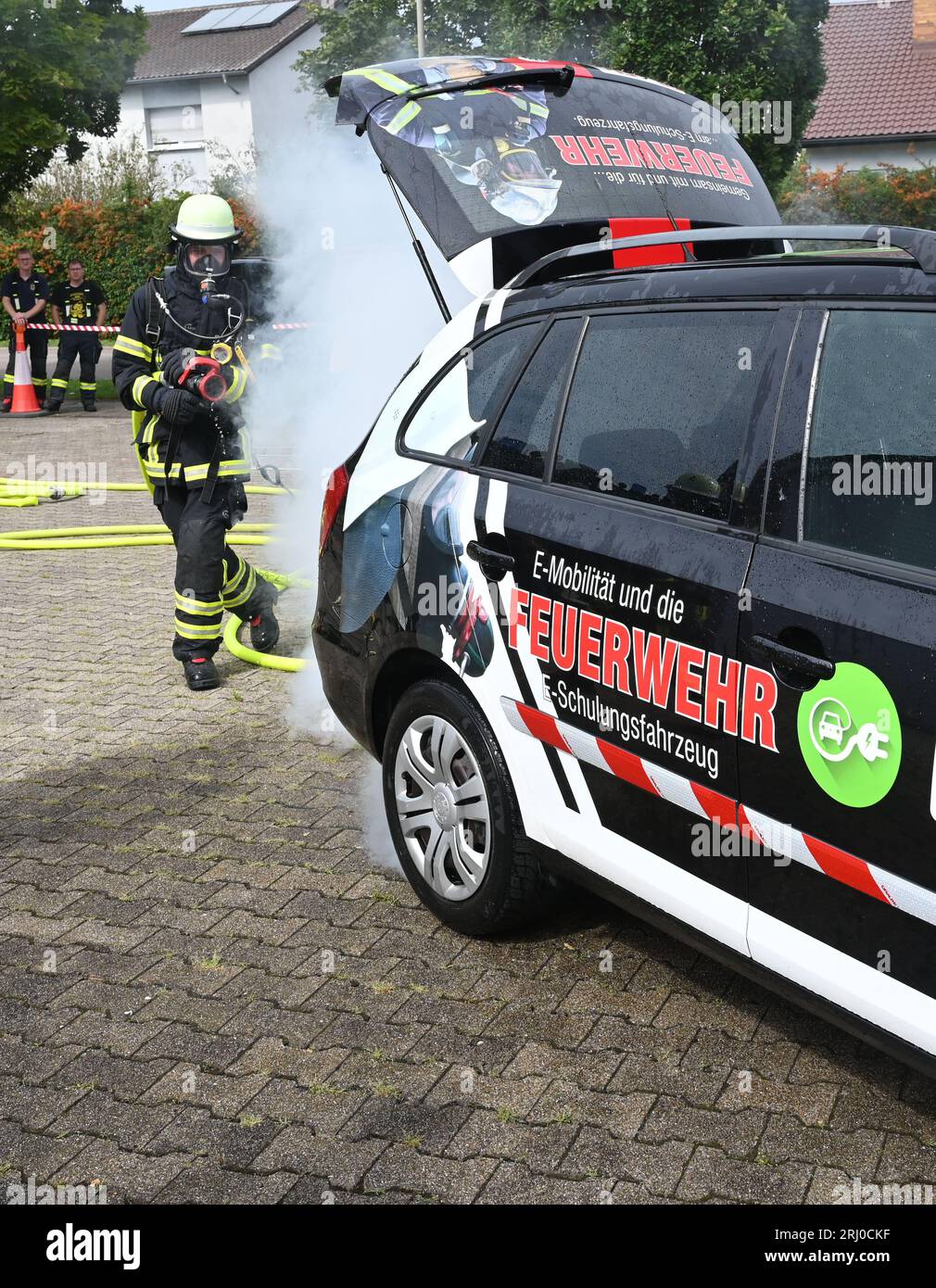 St Leon Rot, Germania. 19 agosto 2023. Al St. I vigili del fuoco di Leon, i vigili del fuoco del distretto Reno-Neckar utilizzano uno speciale veicolo di addestramento per esercitarsi a combattere un incendio in un veicolo elettrico. Il fuoco è simulato visivamente dal fumo. Il veicolo è stato sviluppato dalla società Q4Flo. Crediti: Uli Deck/dpa/Alamy Live News Foto Stock