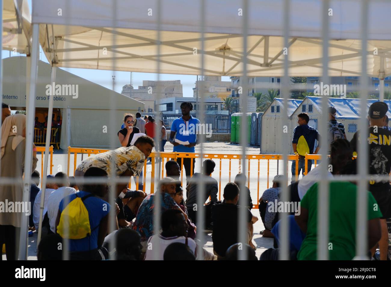 Porto Empedocle, Provincia di Agrigento, Sicilia, Italia, 17 agosto 2023, l'area d'attesa per i migranti trasferiti da Lampedusa il 2023 a Porto Empedocle. Foto Stock