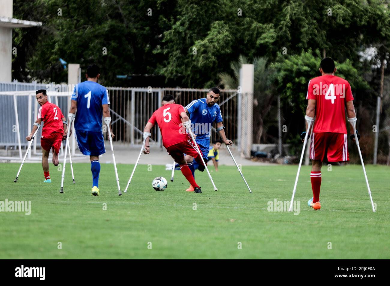 16 agosto 2023: Gaza, Palestina. 18 agosto 2023. Due squadre di amputati palestinesi giocano una partita di calcio in uno stadio della città di Gaza. La partita faceva parte del Campionato di Lega organizzato dalla Federazione calcistica palestinese per amputati con il sostegno del Comitato Internazionale della Croce Rossa. Alcuni giocatori della squadra hanno perso gli arti a causa delle guerre israeliane a Gaza, altri in incidenti, mentre alcuni sono nati senza arto (Credit Image: © Yousef Mohammed/IMAGESLIVE via ZUMA Press Wire) SOLO PER USO EDITORIALE! Non per USO commerciale! Foto Stock