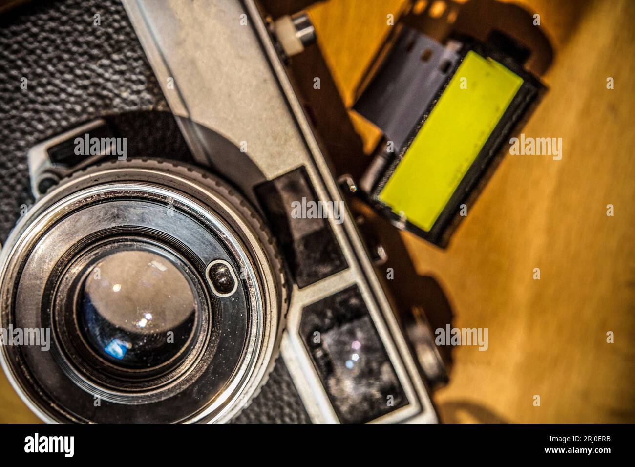 Fotocamera compatta in fiim antica con rullo di pellicola. Colpo sopra l'alto Foto Stock