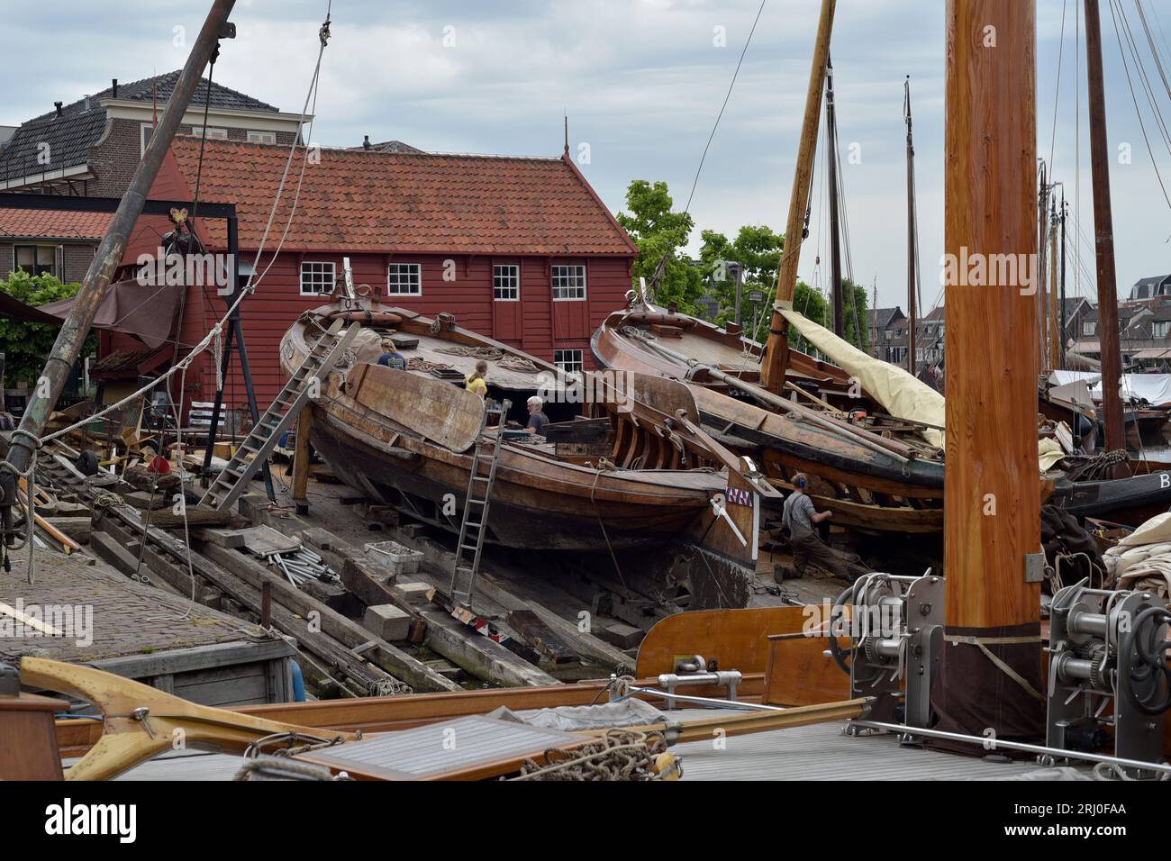 Barca da pesca in fase di riparazione/ristrutturazione sullo scalo del vecchio porto di Bunschoten-Spakenburg, Paesi Bassi Foto Stock