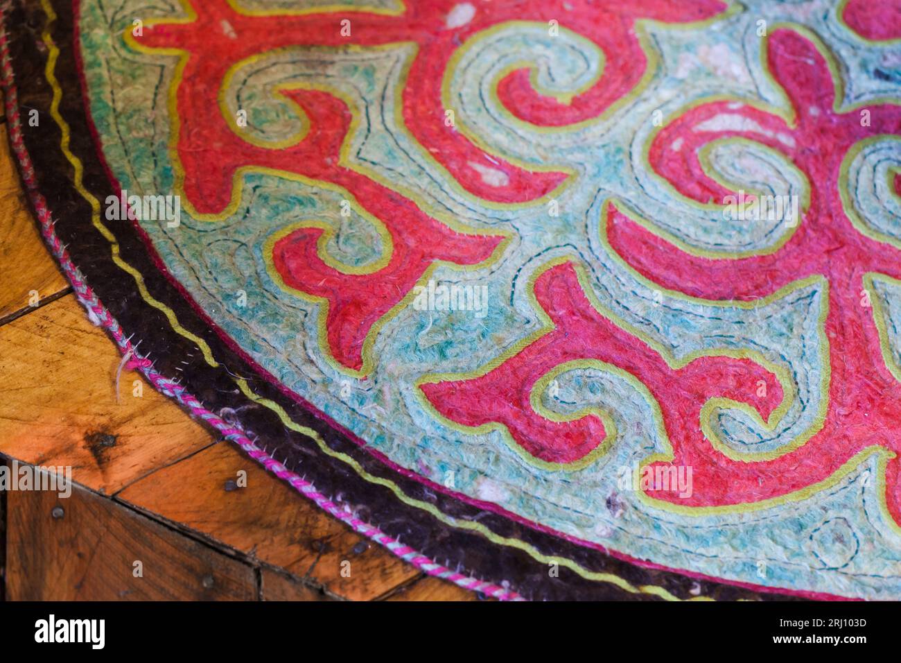 Tappetino in feltro fatto a mano con ornamenti tradizionali, repubblica di Altai, Russia Foto Stock