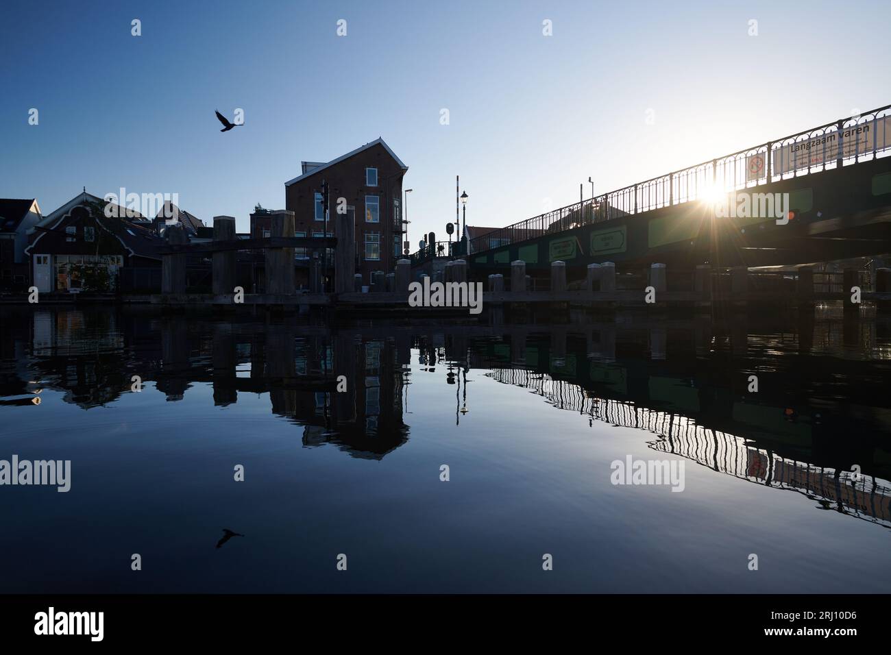 Le tradizionali case sul canale olandese lungo il fiume Spaarne nel centro della città di Haarlem Foto Stock