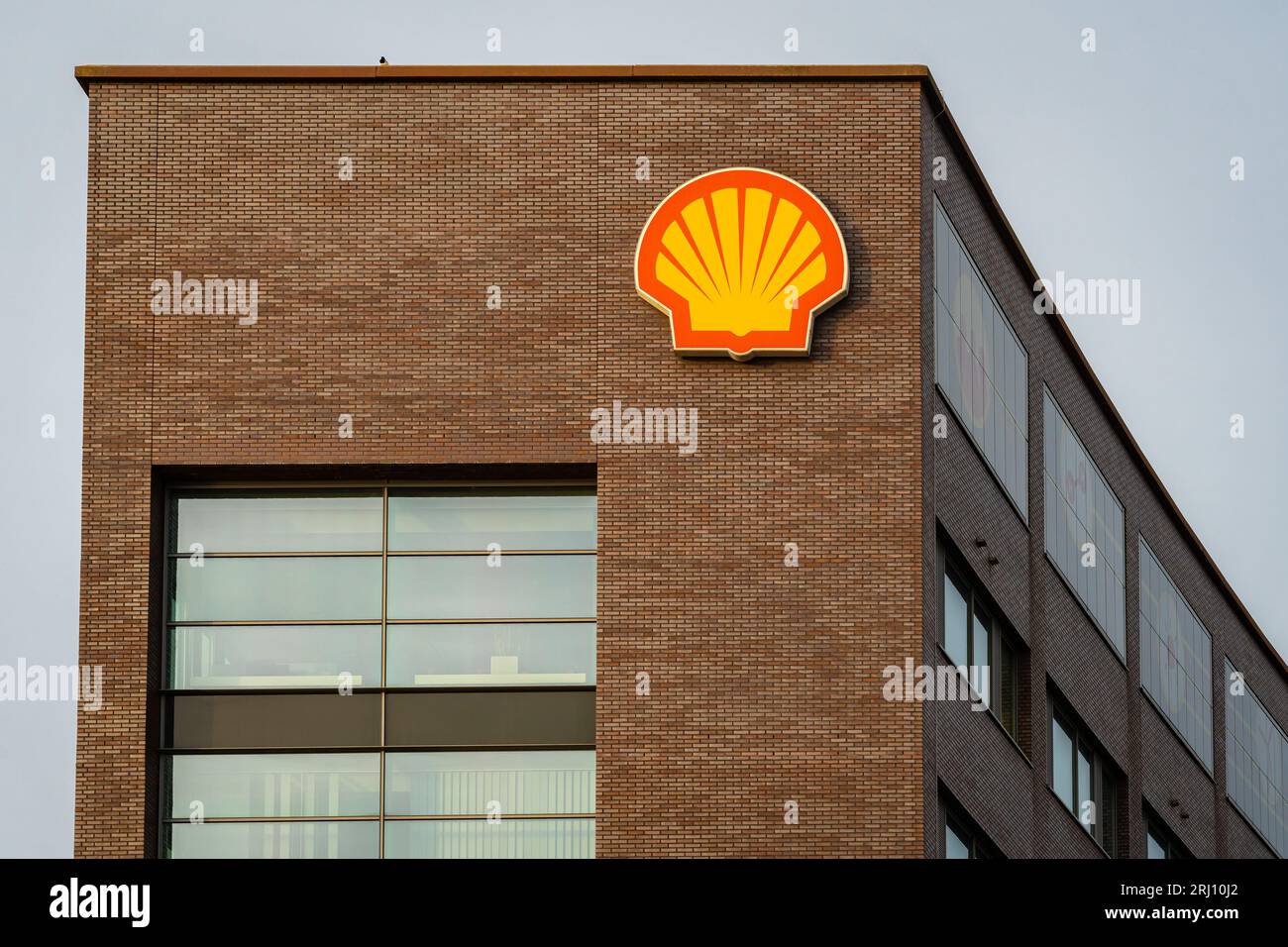 Amsterdam, Paesi Bassi, 16.08.2023, Logo della multinazionale del petrolio e del gas Shell sulla costruzione del campus Energy Transition di Amsterdam Foto Stock