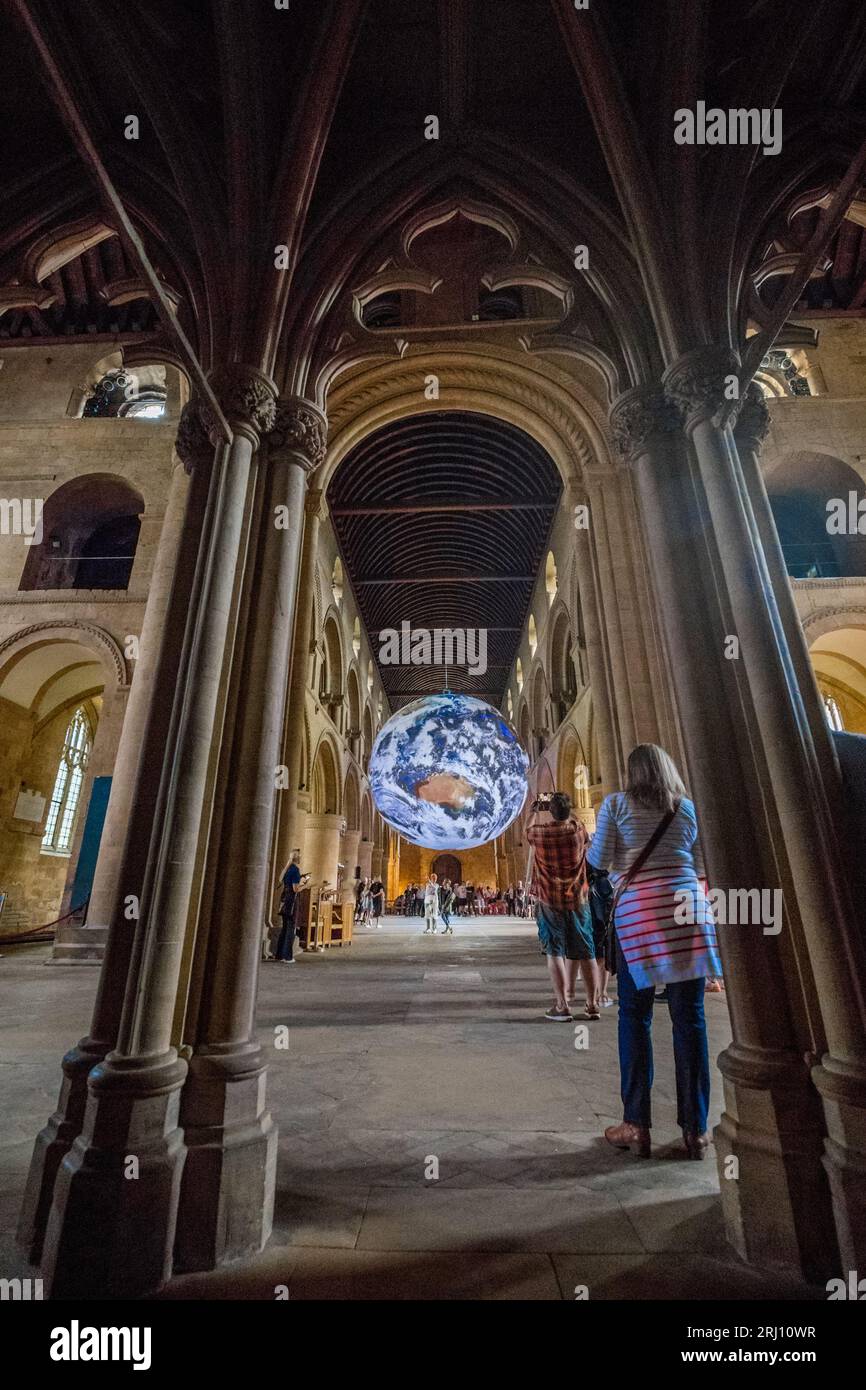 Gaia, dell'artista Luke Jerram, Southwell Minster, Southwell, Nottinghamshire, Inghilterra, REGNO UNITO Foto Stock