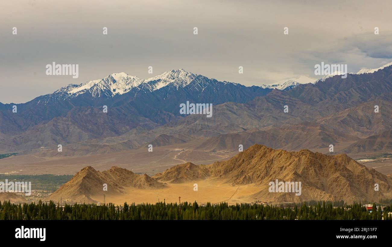 Vista panoramica delle catene montuose innevate ad alta quota di Ladakh, India Foto Stock