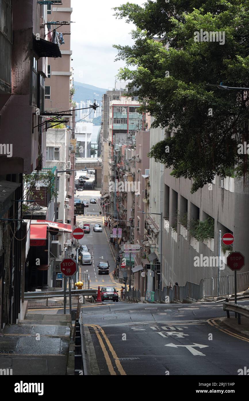 Eastern Street, guardando verso il porto, vicino al King George V Memorial Park, Sai Ying Pun, Isola di Hong Kong 20 agosto 2023 Foto Stock