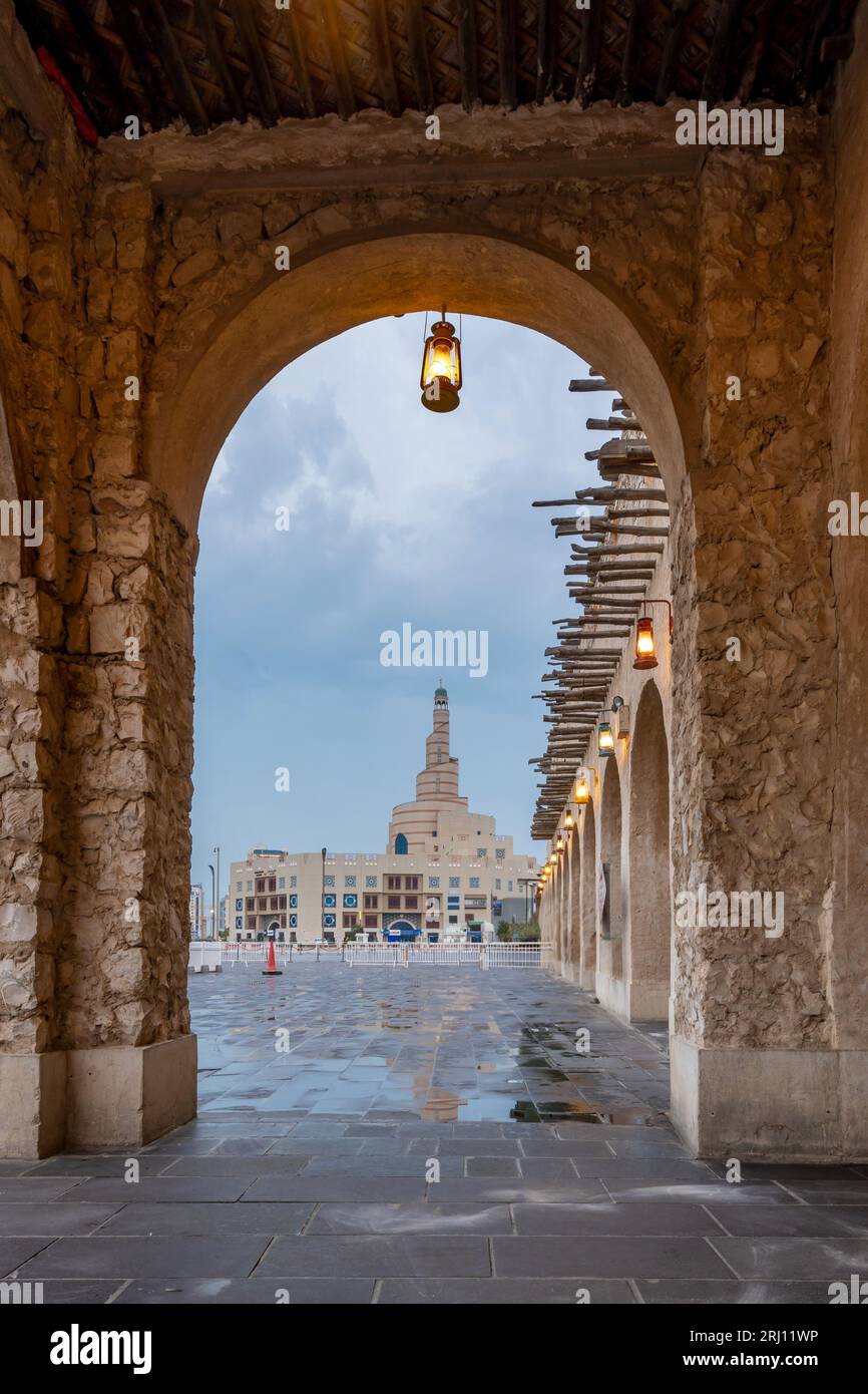 La Moschea al Fanar, soprannominata la Moschea Spirale, al tramonto dal souq wakif Foto Stock