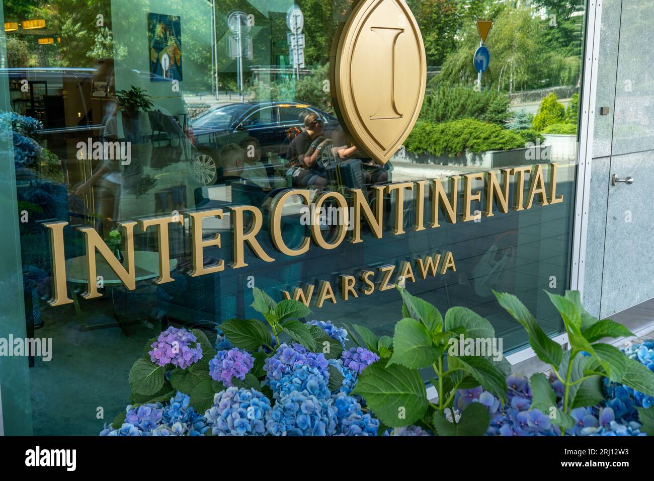 Esterno dell'hotel InterContinental di Varsavia. Logo all'ingresso dell'edificio. Cartello. Via della finestra. Segnale intercontinentale. Polonia, Varsavia - 27 luglio 2023. Foto Stock