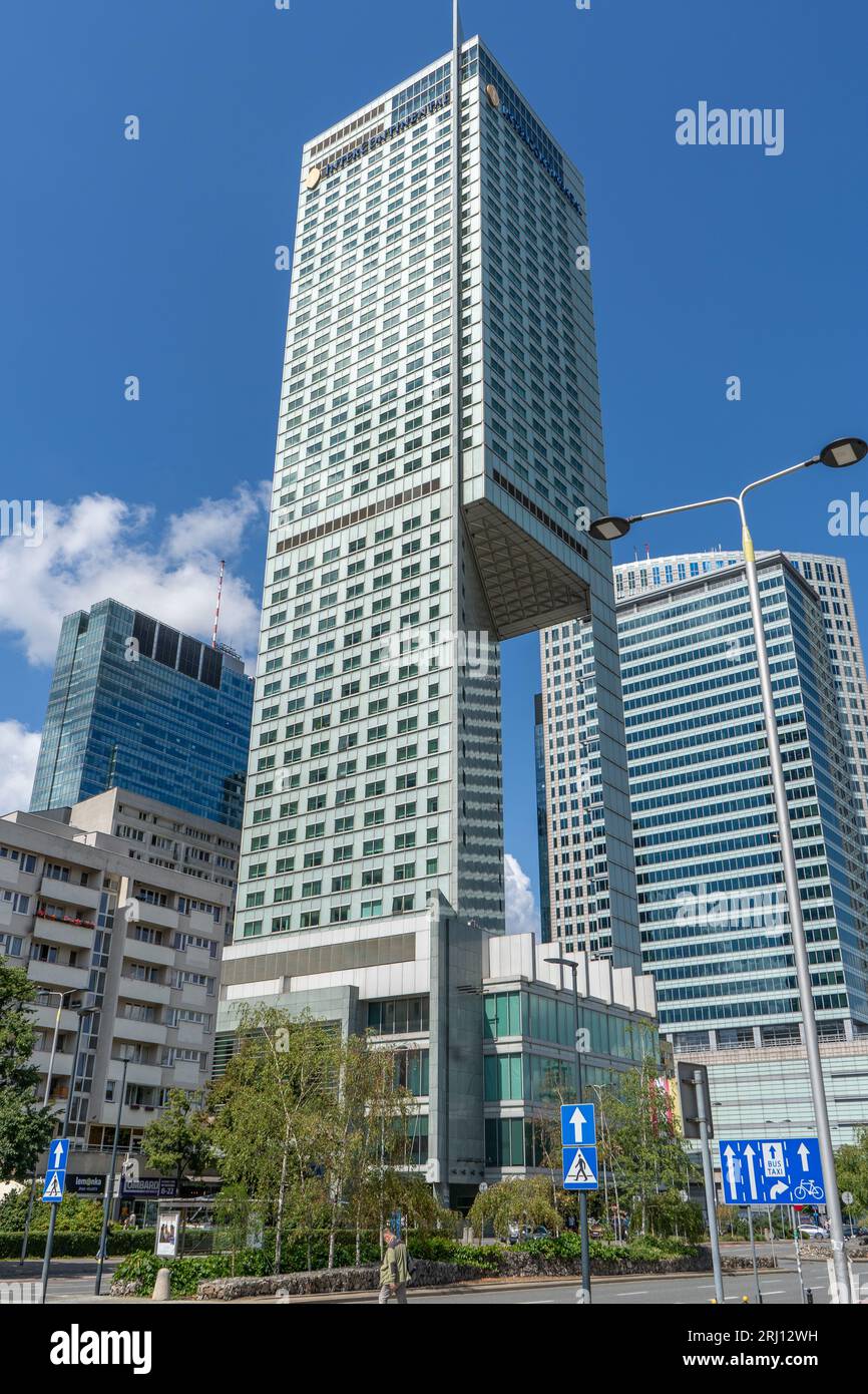 Esterno dell'hotel InterContinental di Varsavia. Logo all'ingresso dell'edificio. Cartello. Via della finestra. Segnale intercontinentale. Polonia, Varsavia - 27 luglio 2023. Foto Stock