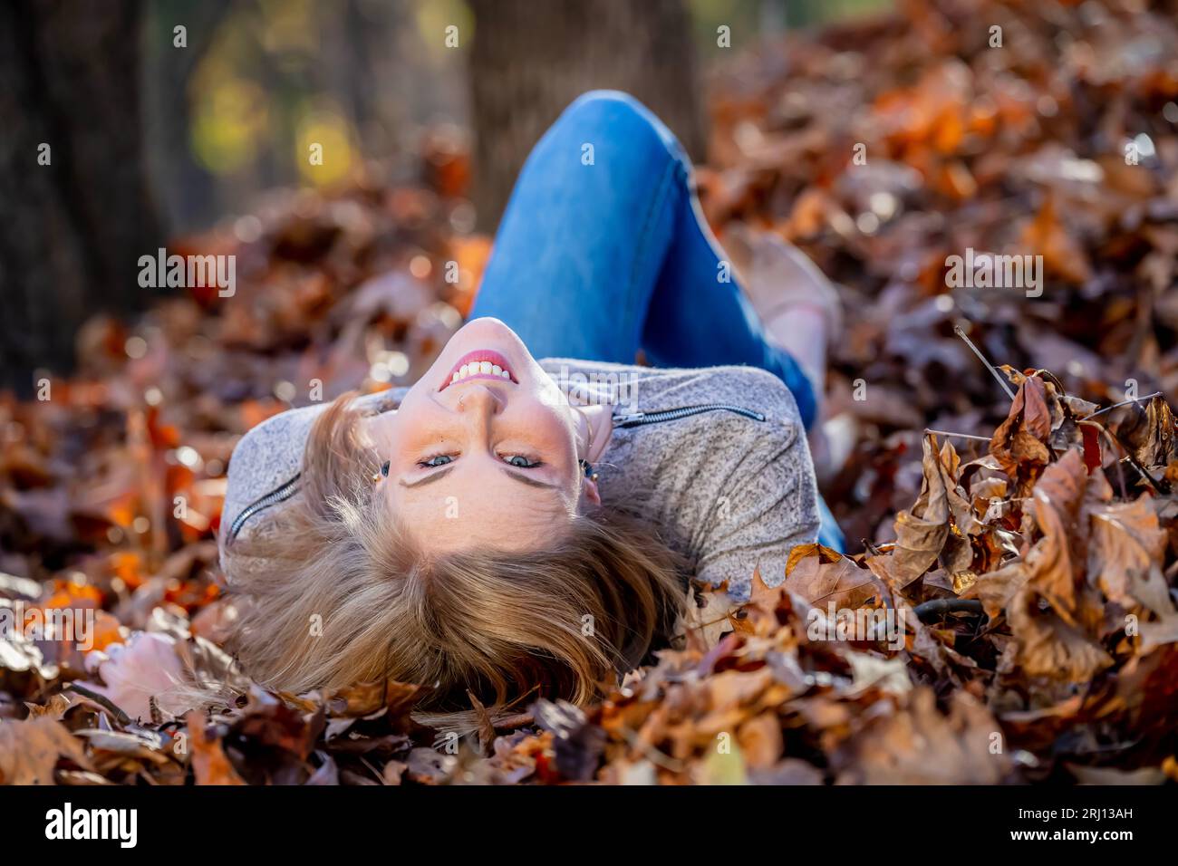 Charlotte, NC, USA. 21 novembre 2022. Una splendida modella bionda gode del clima autunnale all'aperto (Credit Image: © Walter G Arce Sr Grindstone medi/ASP) SOLO PER USO EDITORIALE! Non per USO commerciale! Foto Stock
