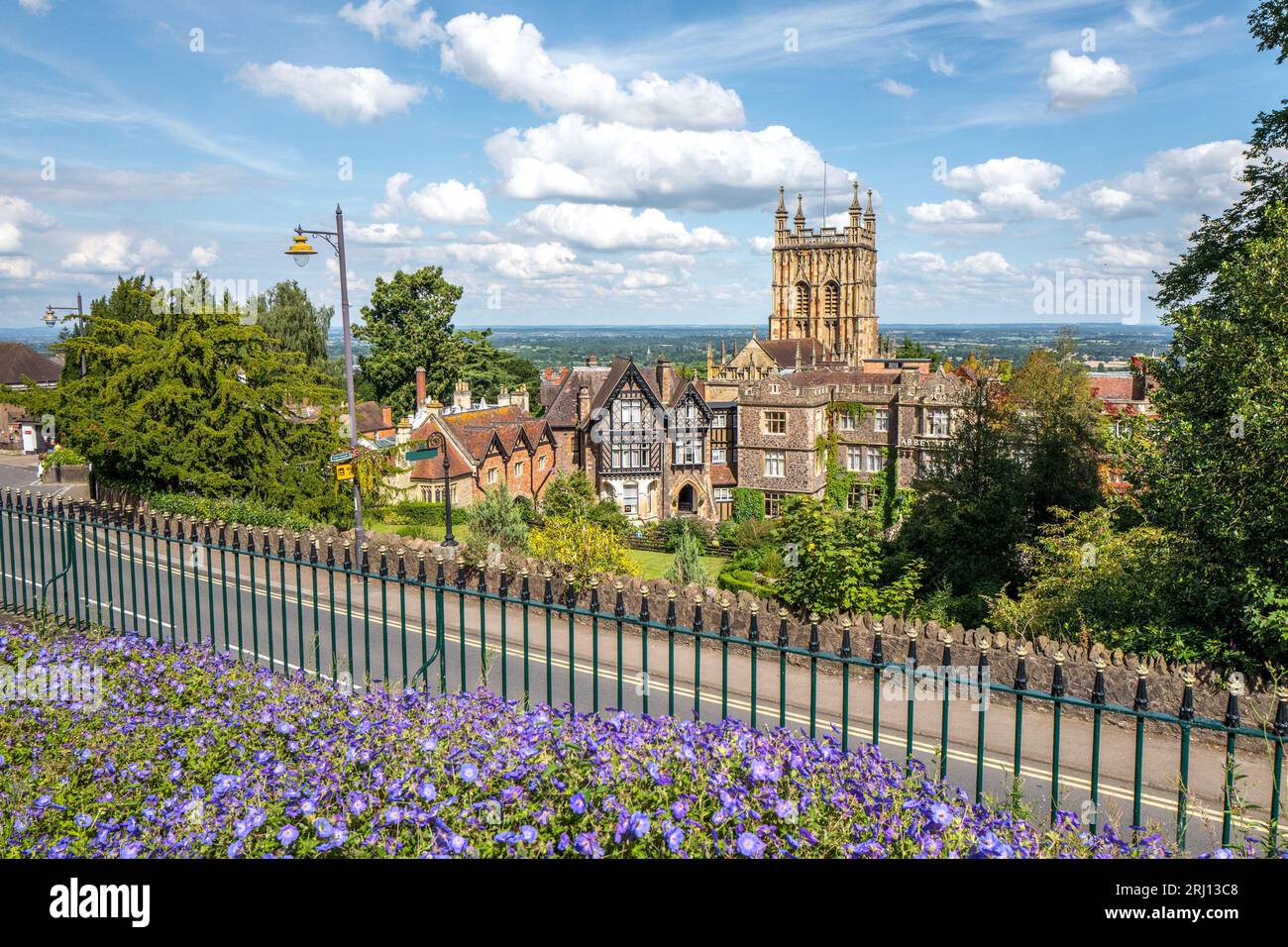 L'Abbey Hotel, un hotel a 4 stelle con il campanile dell'abbazia a Great Malvern, Worcestershire, Inghilterra, Regno Unito Foto Stock