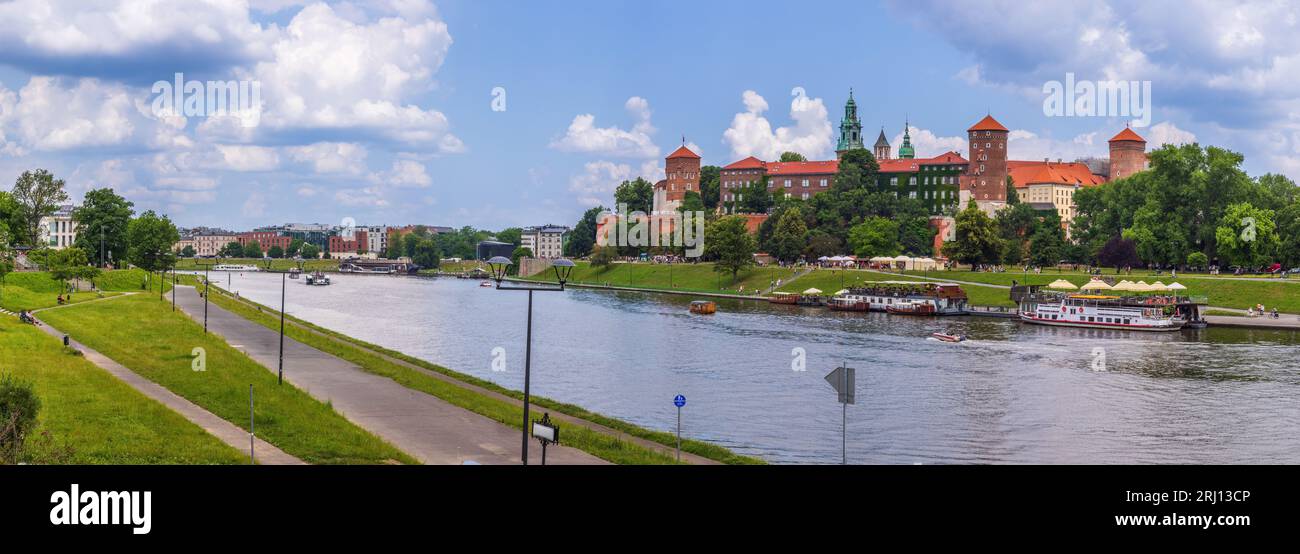 Il fiume Vistola scorre direttamente sotto il palazzo reale di Cracovia sulla collina di Wawel e rende il pomeriggio rilassante al sole. Foto Stock