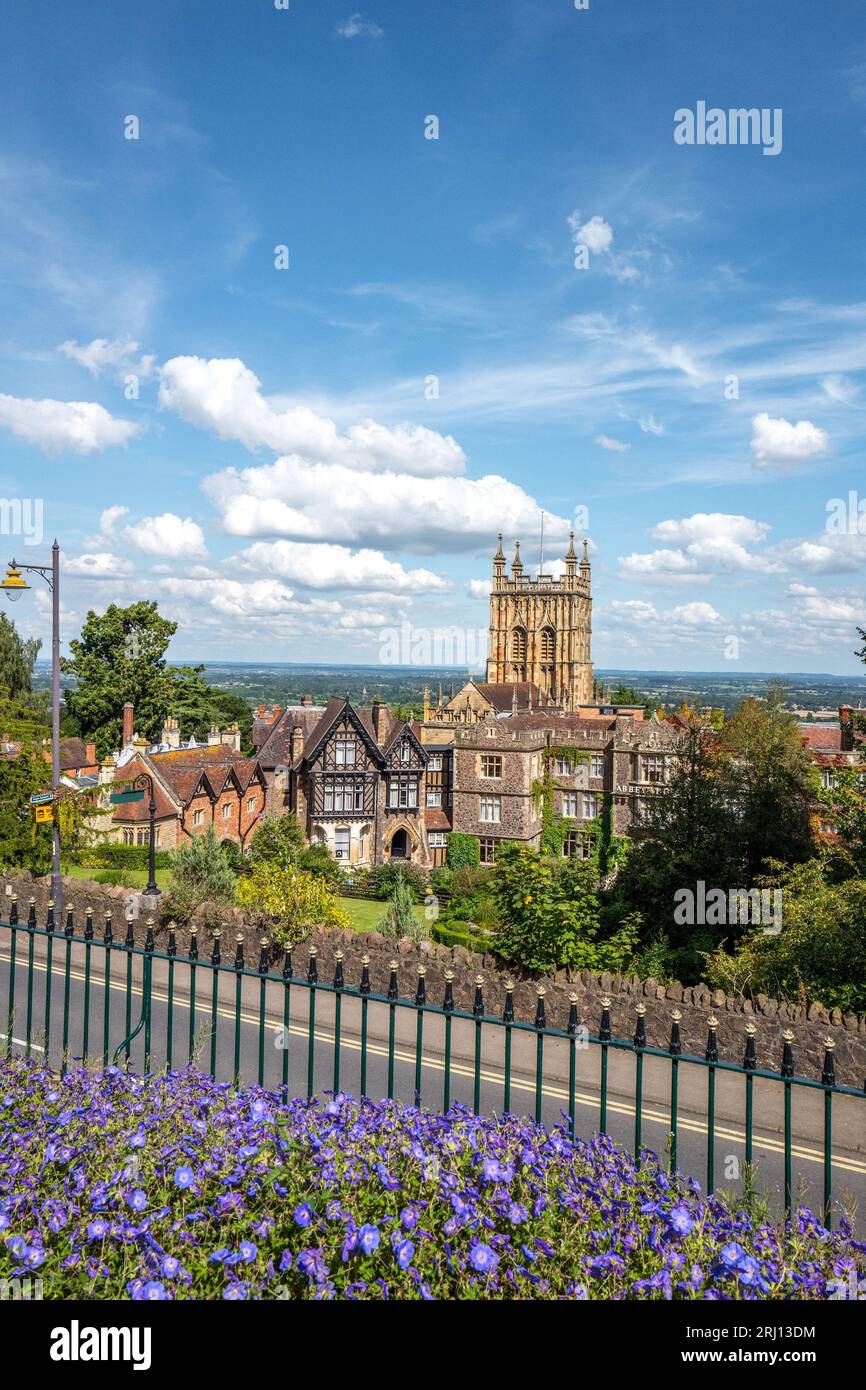 L'Abbey Hotel, un hotel a 4 stelle con il campanile dell'abbazia a Great Malvern, Worcestershire, Inghilterra, Regno Unito Foto Stock