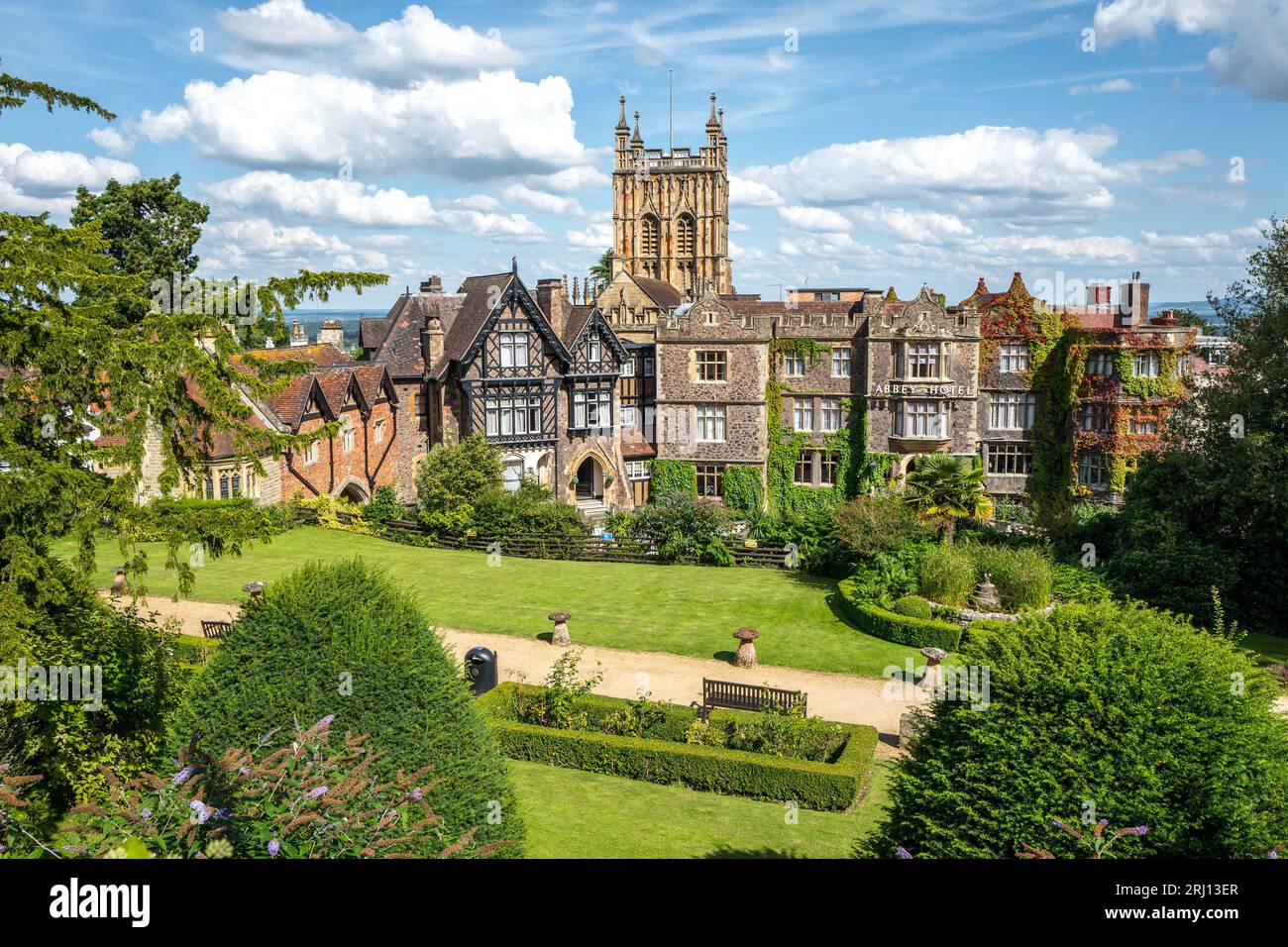 L'Abbey Hotel, un hotel a 4 stelle con il campanile dell'abbazia a Great Malvern, Worcestershire, Inghilterra, Regno Unito Foto Stock