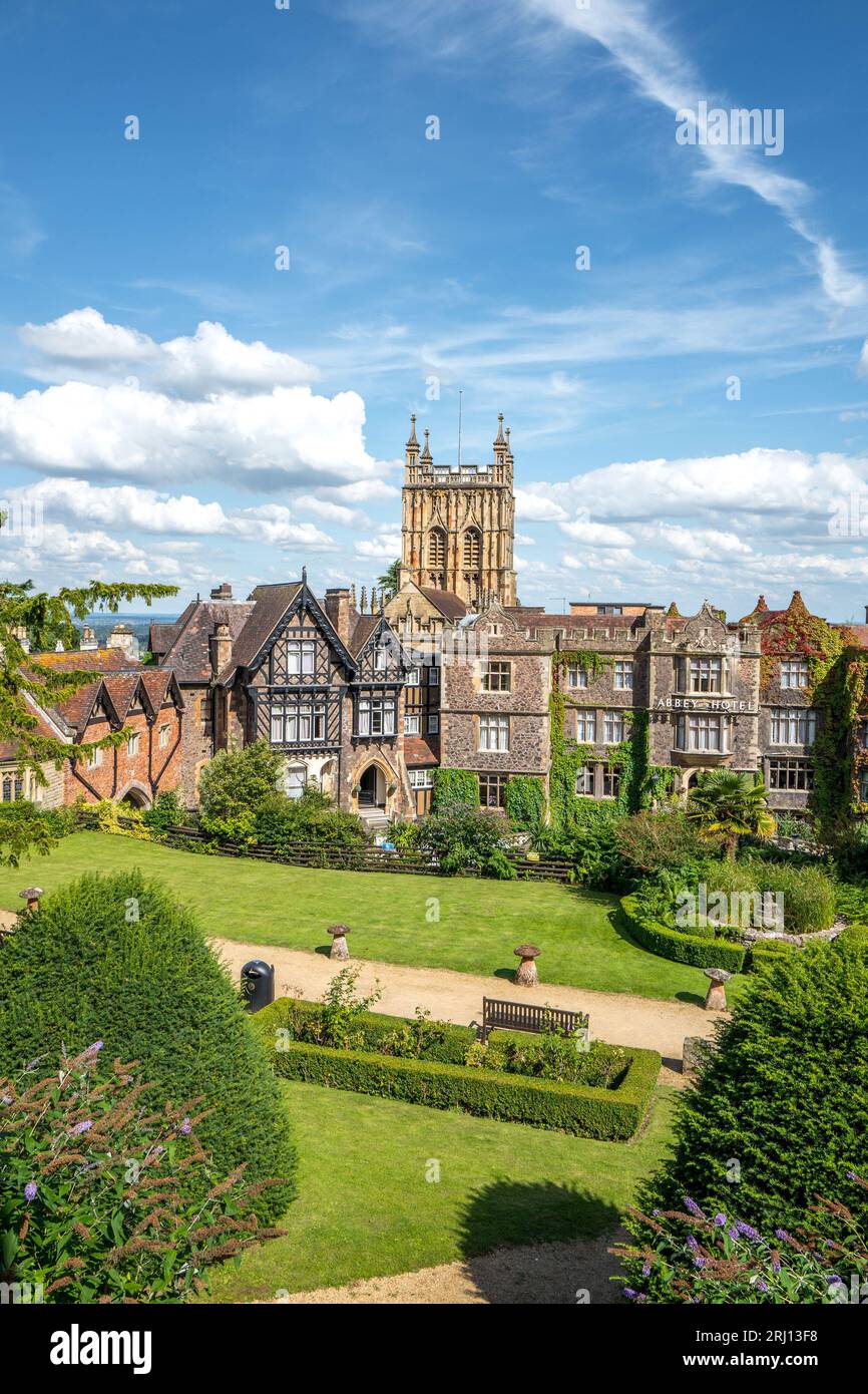 L'Abbey Hotel, un hotel a 4 stelle con il campanile dell'abbazia a Great Malvern, Worcestershire, Inghilterra, Regno Unito Foto Stock