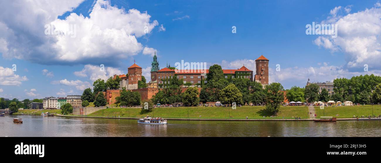 Il fiume Vistola scorre direttamente sotto il palazzo reale di Cracovia sulla collina di Wawel e rende il pomeriggio rilassante al sole. Foto Stock