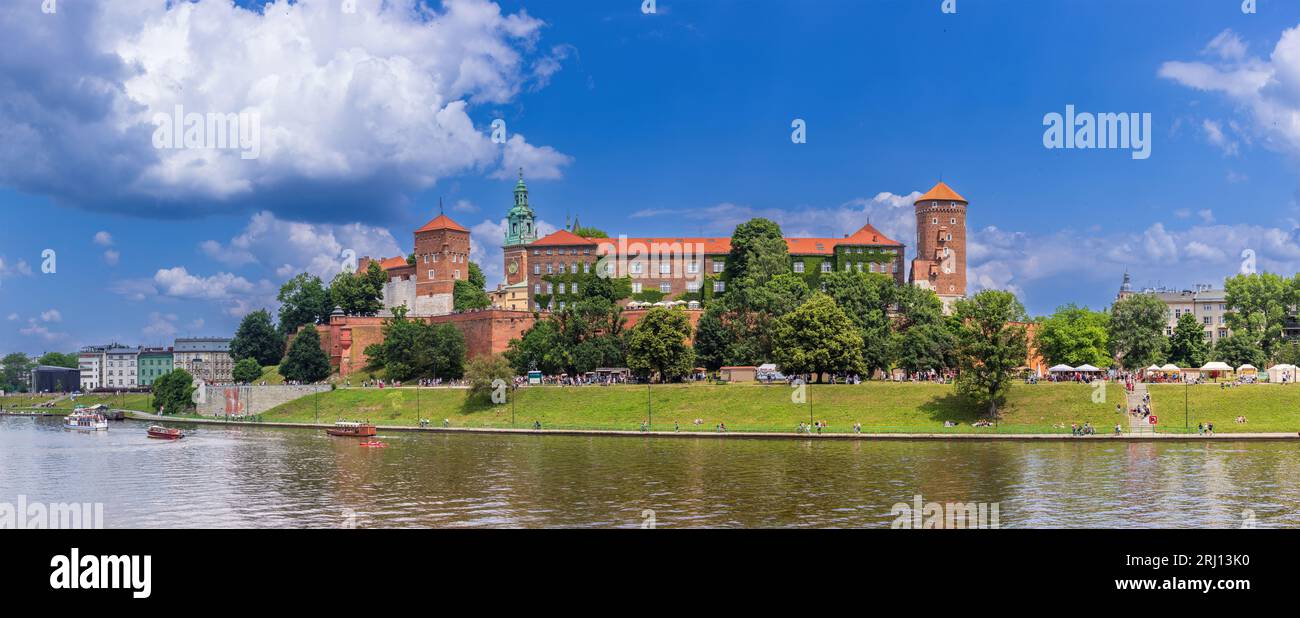 Il fiume Vistola scorre direttamente sotto il palazzo reale di Cracovia sulla collina di Wawel e rende il pomeriggio rilassante al sole. Foto Stock