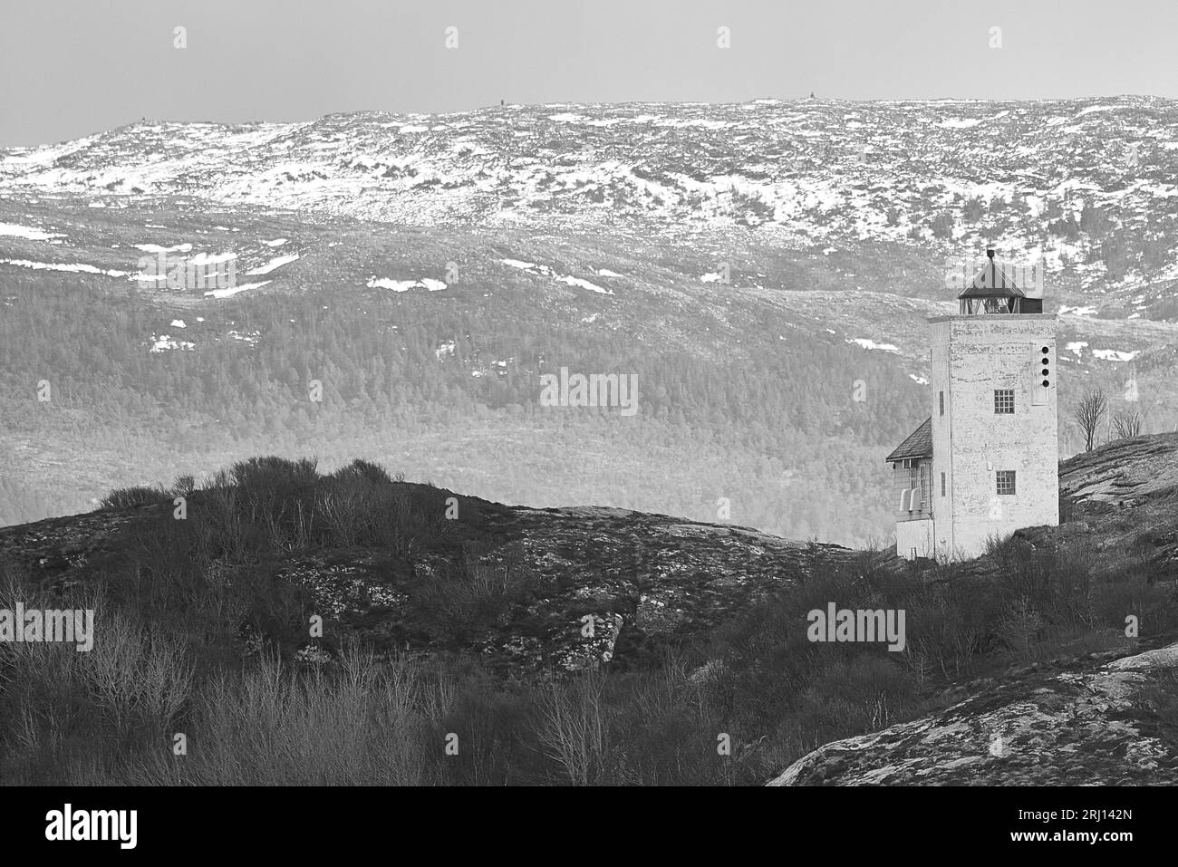 Foto in bianco e nero del faro di Agdenes (Ringflua), costruito nel 1804, si trova all'ingresso del fiordo di Trondheim (Trondheimsfjord), Norvegia. Foto Stock