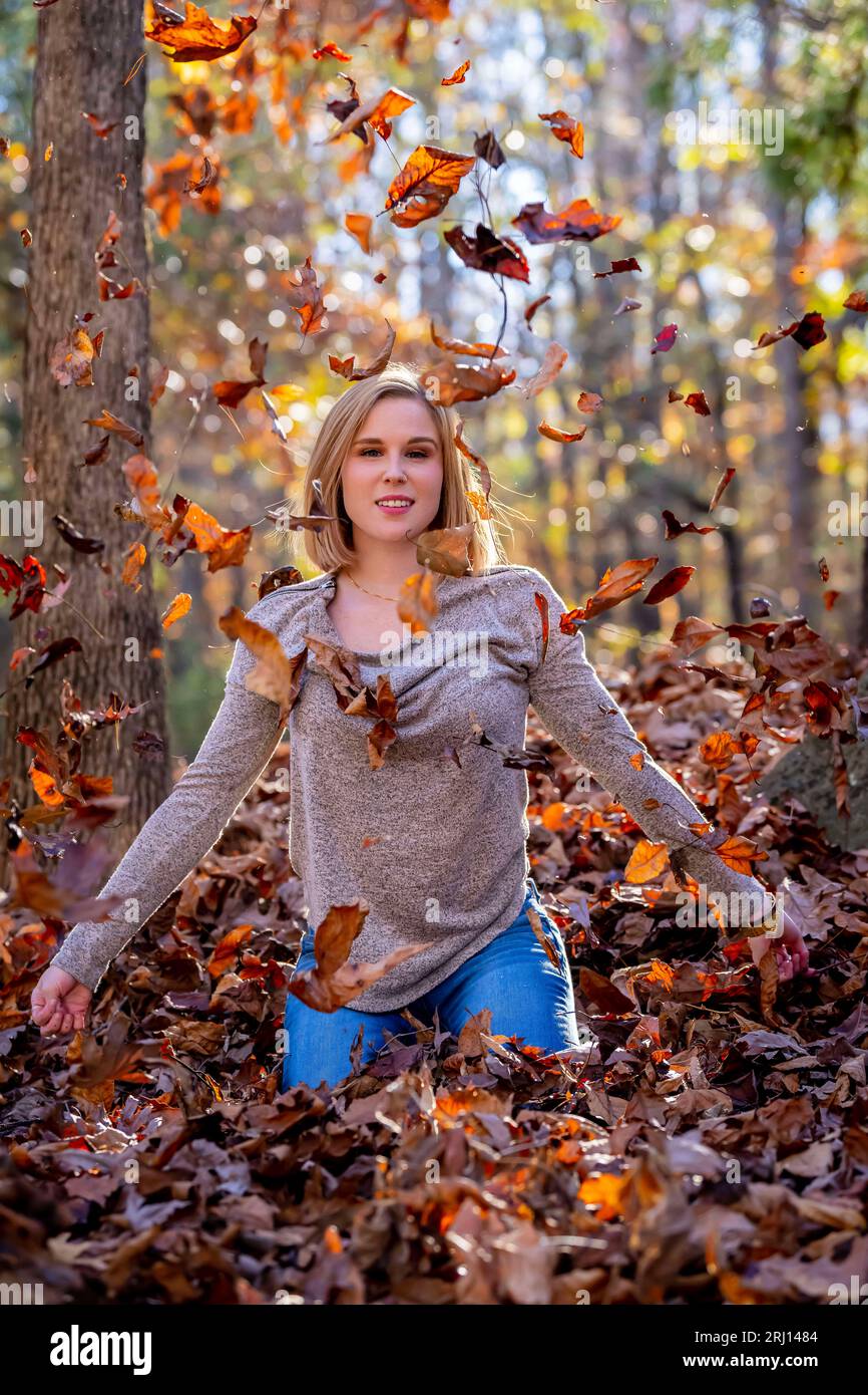Charlotte, NC, USA. 21 novembre 2022. Una splendida modella bionda gode del clima autunnale all'aperto (Credit Image: © Walter G Arce Sr Grindstone medi/ASP) SOLO PER USO EDITORIALE! Non per USO commerciale! Foto Stock