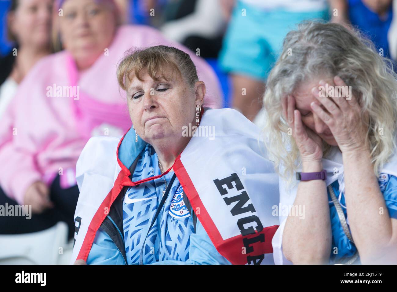 Birmingham, Regno Unito. 20 agosto 2023. Delusione di fronte a un tifoso inglese al fischio finale mentre la partita viene mostrata sul grande schermo al Birmingham City FC St Andrews Ground. Crediti: Peter Lopeman/Alamy Live News Foto Stock