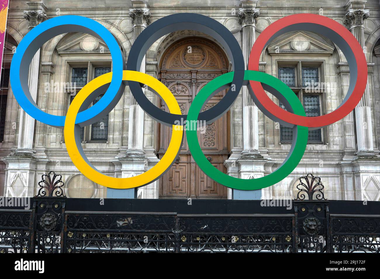 Parigi, Francia, il 26 ottobre 2022: L'illustrazione del logo degli anelli olimpici (cerchi) è stata installata in attesa dei Giochi Olimpici di Parigi 2024 all'Hotel de Ville di Parigi. Foto Stock