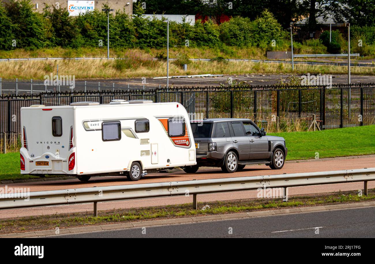 Dundee, Tayside, Scozia, Regno Unito. 20 agosto 2023. Meteo Regno Unito: Dundee sta vivendo una combinazione di sole luminoso e clima ventilato con temperature che raggiungono i 20°C. Le vacanze estive scozzesi sono ormai passate e i turisti stanno trainando le loro roulotte mentre guidano lungo la Kingsway West Dual Carriageway di Dundee. Crediti: Dundee Photographics/Alamy Live News Foto Stock