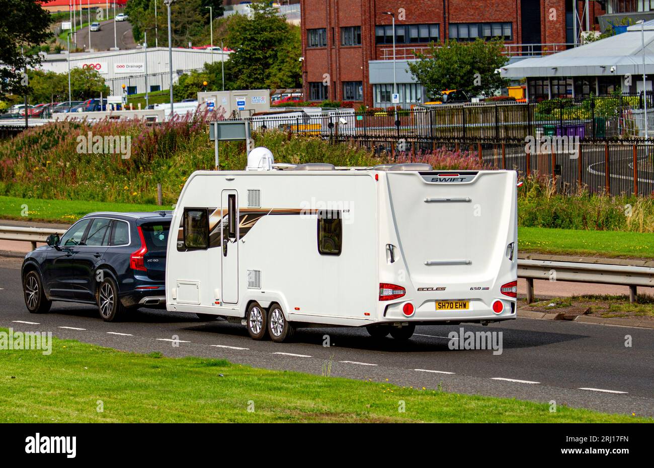 Dundee, Tayside, Scozia, Regno Unito. 20 agosto 2023. Meteo Regno Unito: Dundee sta vivendo una combinazione di sole luminoso e clima ventilato con temperature che raggiungono i 20°C. Le vacanze estive scozzesi sono ormai passate e i turisti stanno trainando le loro roulotte mentre guidano lungo la Kingsway West Dual Carriageway di Dundee. Crediti: Dundee Photographics/Alamy Live News Foto Stock