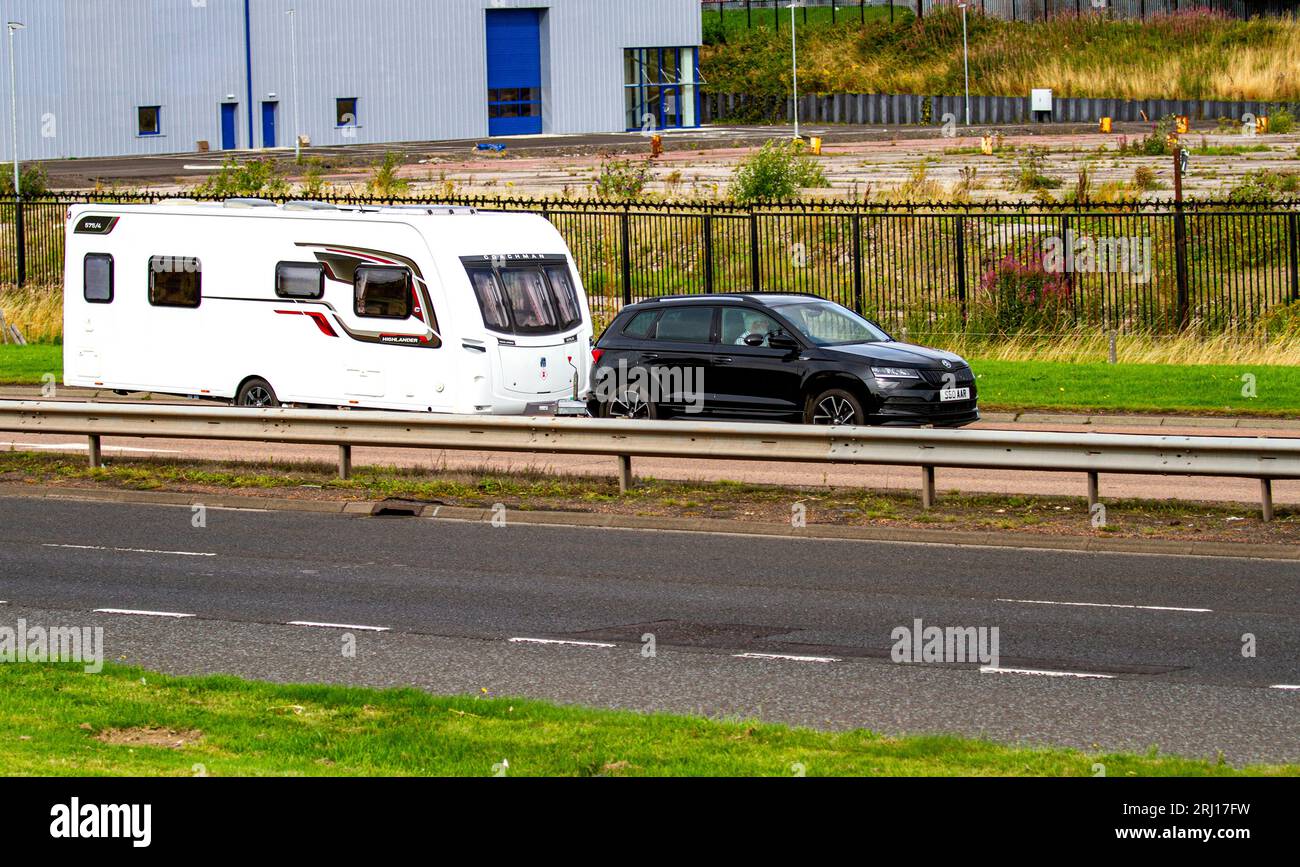 Dundee, Tayside, Scozia, Regno Unito. 20 agosto 2023. Meteo Regno Unito: Dundee sta vivendo una combinazione di sole luminoso e clima ventilato con temperature che raggiungono i 20°C. Le vacanze estive scozzesi sono ormai passate e i turisti stanno trainando le loro roulotte mentre guidano lungo la Kingsway West Dual Carriageway di Dundee. Crediti: Dundee Photographics/Alamy Live News Foto Stock