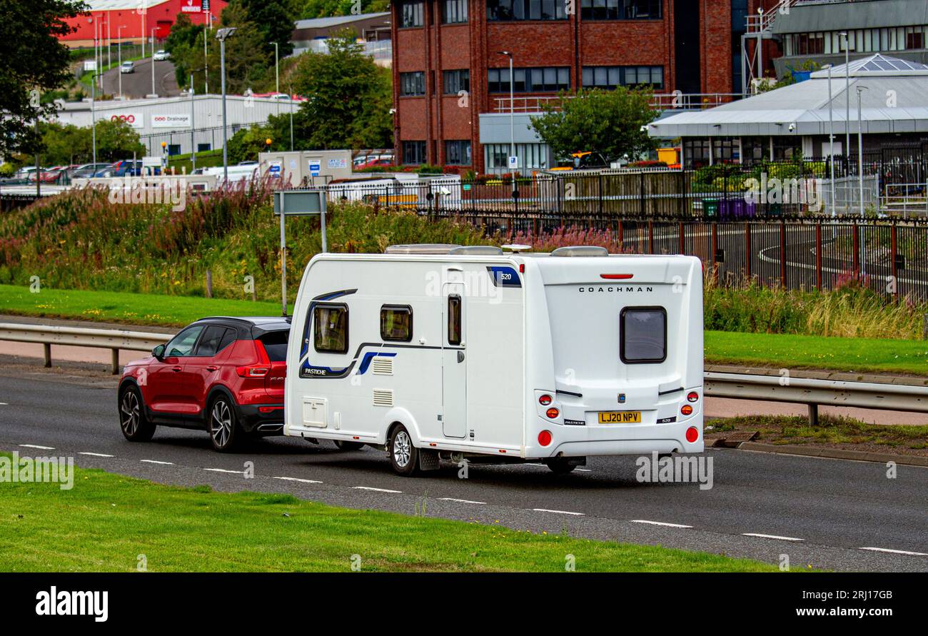 Dundee, Tayside, Scozia, Regno Unito. 20 agosto 2023. Meteo Regno Unito: Dundee sta vivendo una combinazione di sole luminoso e clima ventilato con temperature che raggiungono i 20°C. Le vacanze estive scozzesi sono ormai passate e i turisti stanno trainando le loro roulotte mentre guidano lungo la Kingsway West Dual Carriageway di Dundee. Crediti: Dundee Photographics/Alamy Live News Foto Stock