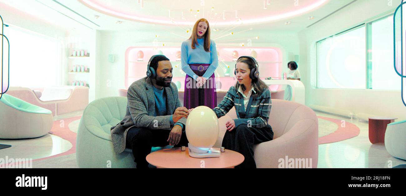 CHIWETEL EJIOFOR, EMILIA CLARKE e CRAIG ROSALIE in THE POD GENERATION (2023), diretto da SOPHIE BARTHES. Credito: Quadrupla/immagini oscilloscopiche/album Foto Stock