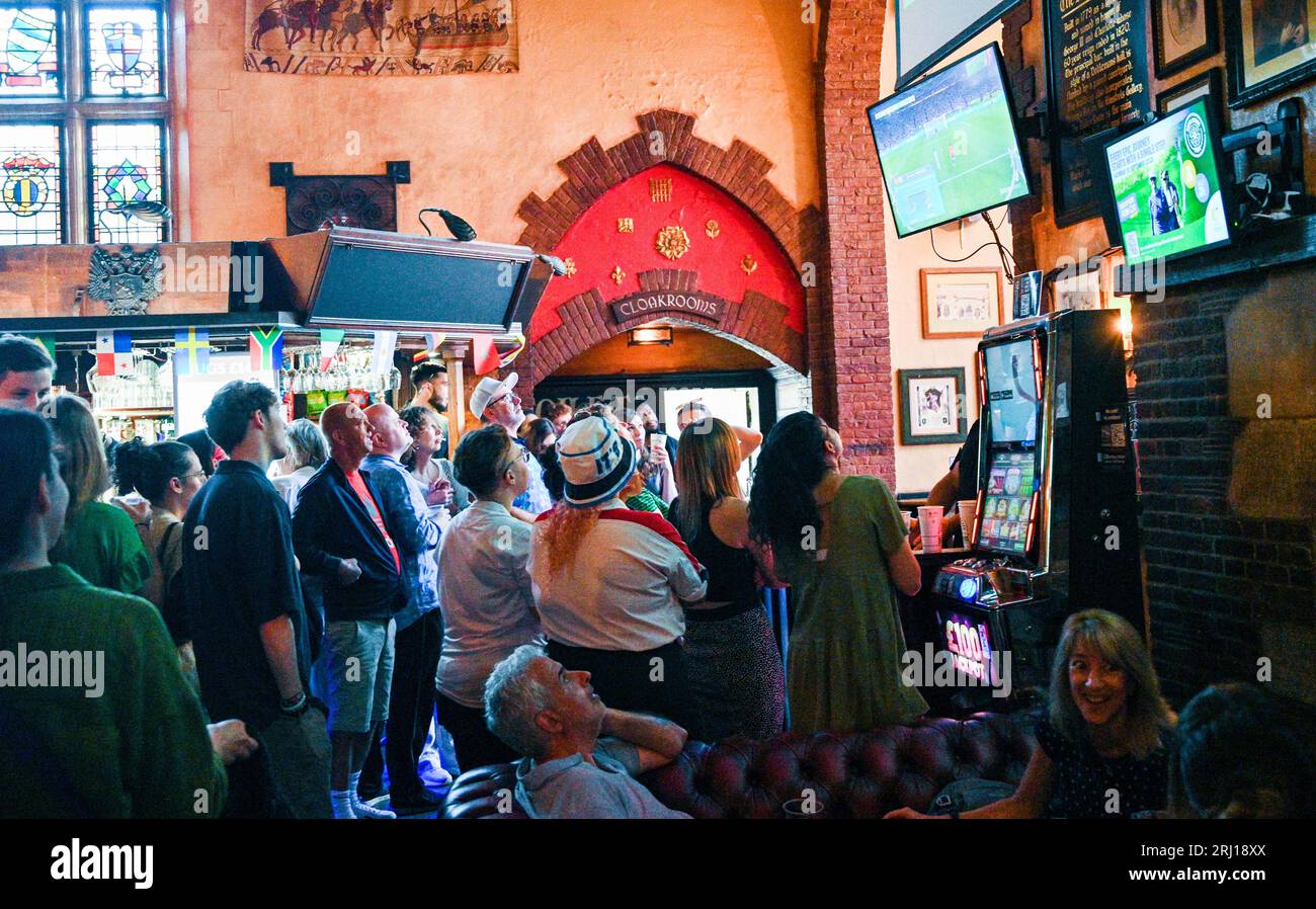 Brighton Regno Unito 20 agosto 2023 - le tifosi inglesi al pub King & Queen di Brighton mostrano le loro emozioni mentre guardano l'Inghilterra perdere un 0 contro la Spagna nella finale della Coppa del mondo femminile tenutasi in Australia : Credit Simon Dack / Alamy Live News Foto Stock