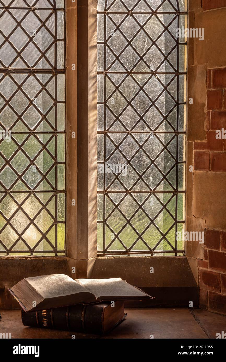 Bible, Church of St John the Baptist, Great Carlton, Lincolnshire, England, UK Foto Stock