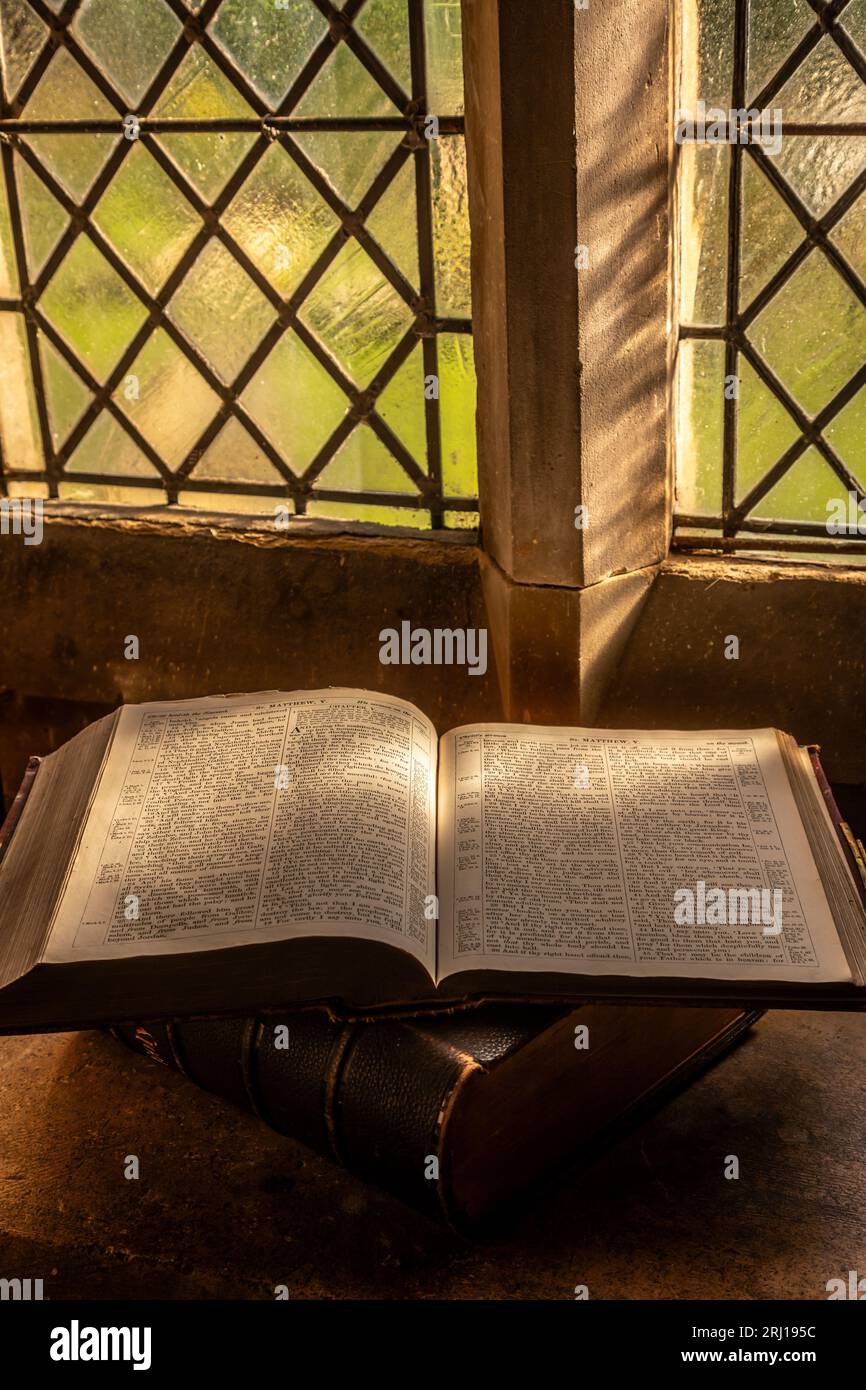Bible, Church of St John the Baptist, Great Carlton, Lincolnshire, England, UK Foto Stock