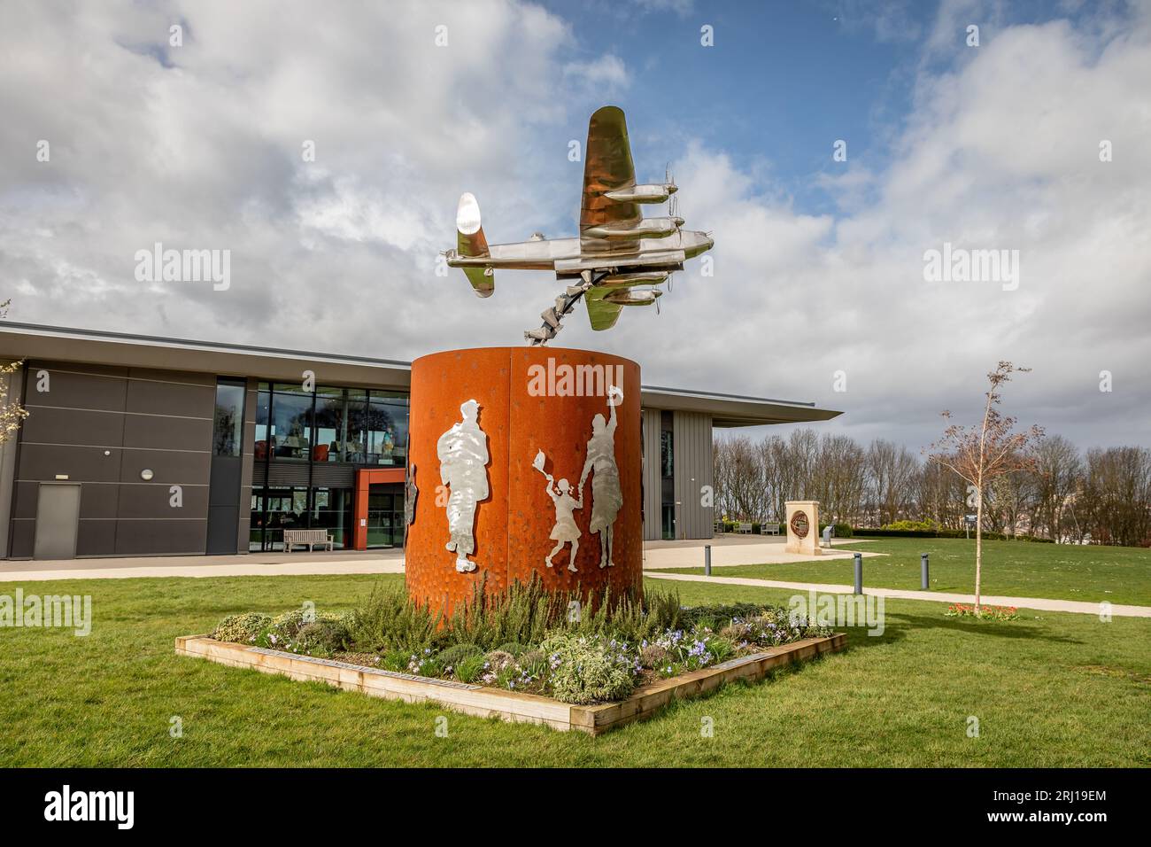 Statua del bombardiere Lancaster per ricordare l'operazione Manna nella seconda guerra mondiale, International Bomber Command Centre, Lincoln, Lincolnshire, Inghilterra, Regno Unito Foto Stock