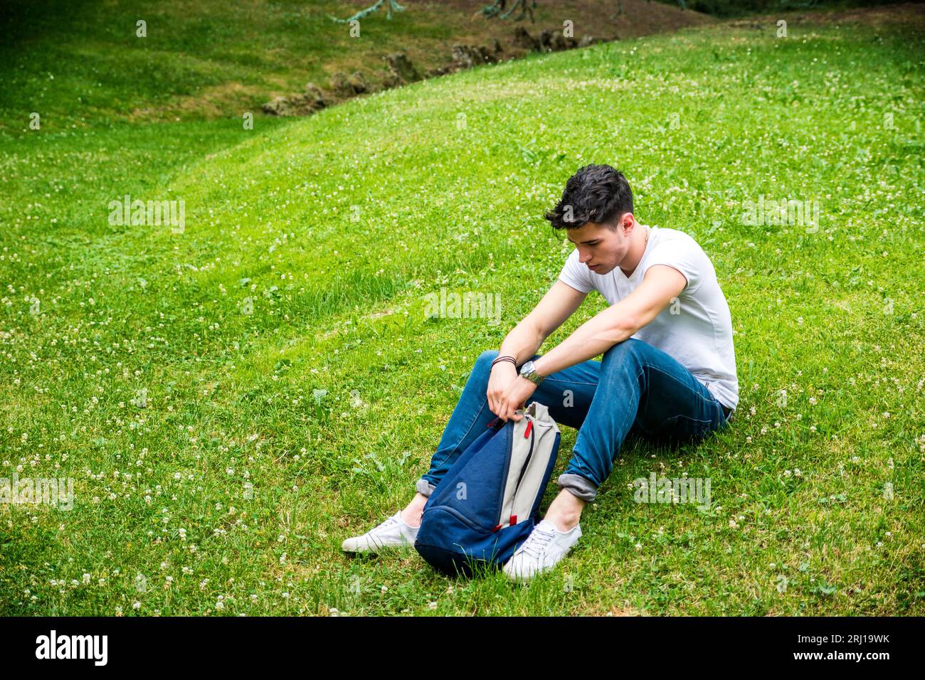 Foto di un uomo che si gode una giornata di sole nel parco Foto Stock