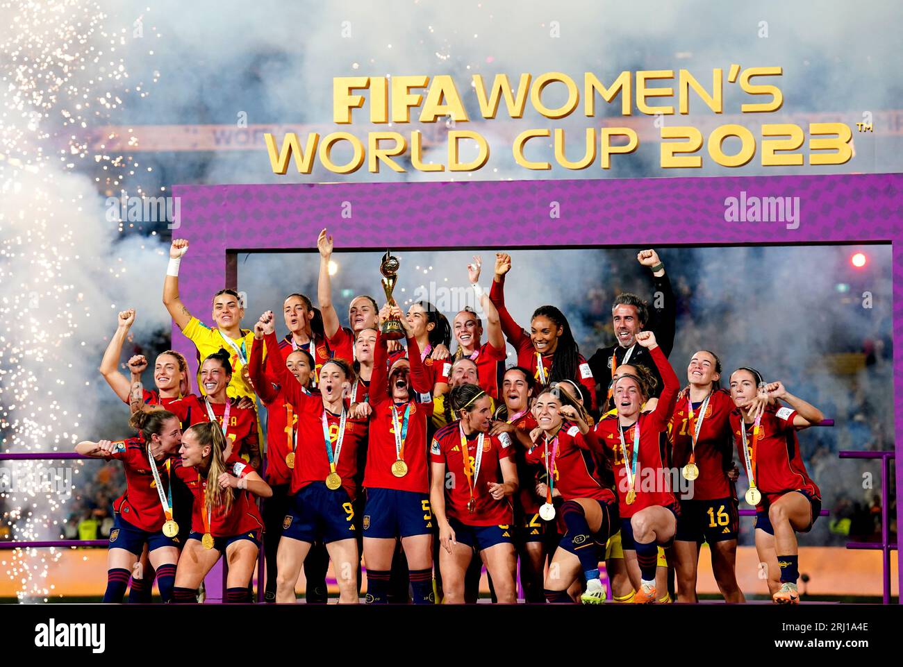 La spagnola Ivana Andres eleva il trofeo della Coppa del mondo femminile FIFA mentre festeggia con le sue compagni di squadra dopo aver vinto la finale della Coppa del mondo femminile FIFA allo Stadium Australia di Sydney. Data foto: Domenica 20 agosto 2023. Foto Stock