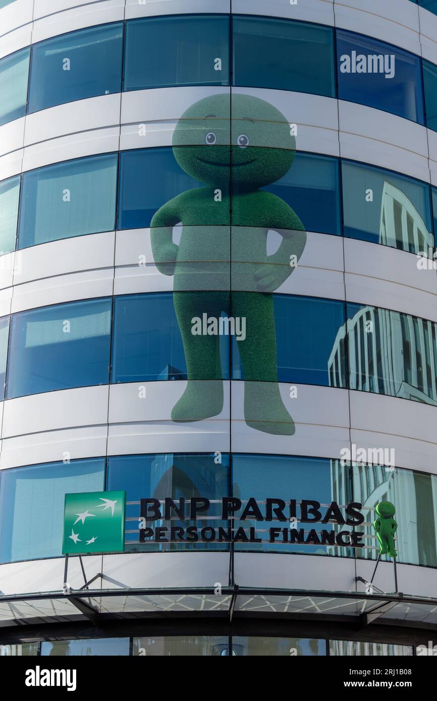 Facciata dell'edificio di BNP Paribas Personal Finance, una società francese che gestisce il marchio Cetelem, specializzata nel credito al consumo Foto Stock