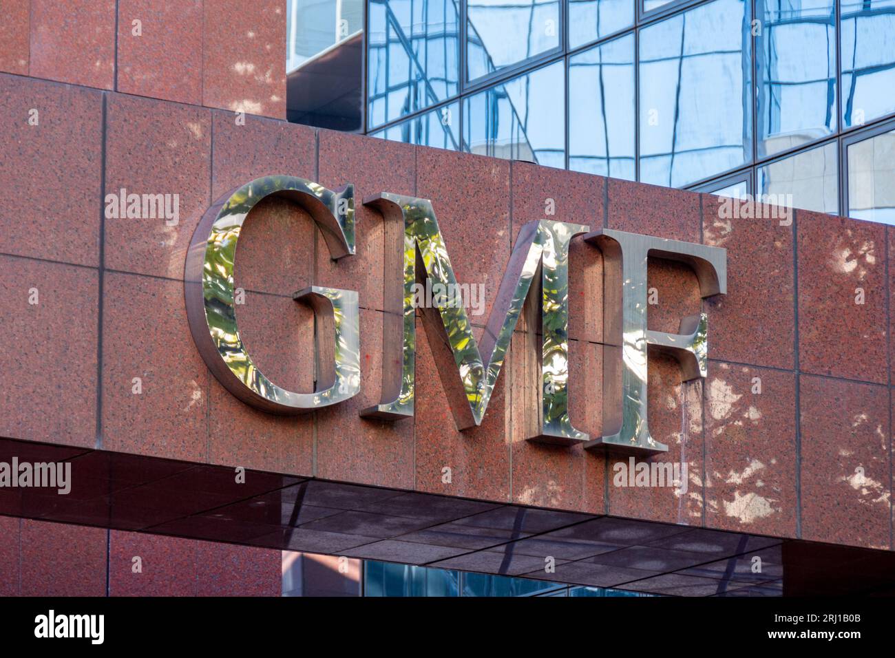 Firma sull'edificio che ospita la sede della Garantie Mutuelle des fonctionnaires, una compagnia di assicurazioni francese meglio conosciuta con l'acronimo GMF Foto Stock