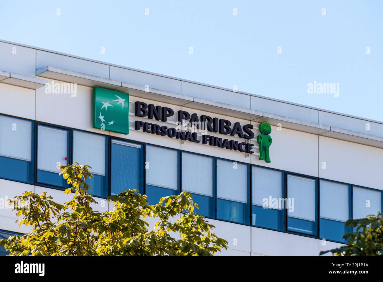 Firma nella parte superiore dell'edificio di BNP Paribas Personal Finance, un'azienda francese che gestisce il marchio Cetelem, specializzata nel credito al consumo Foto Stock