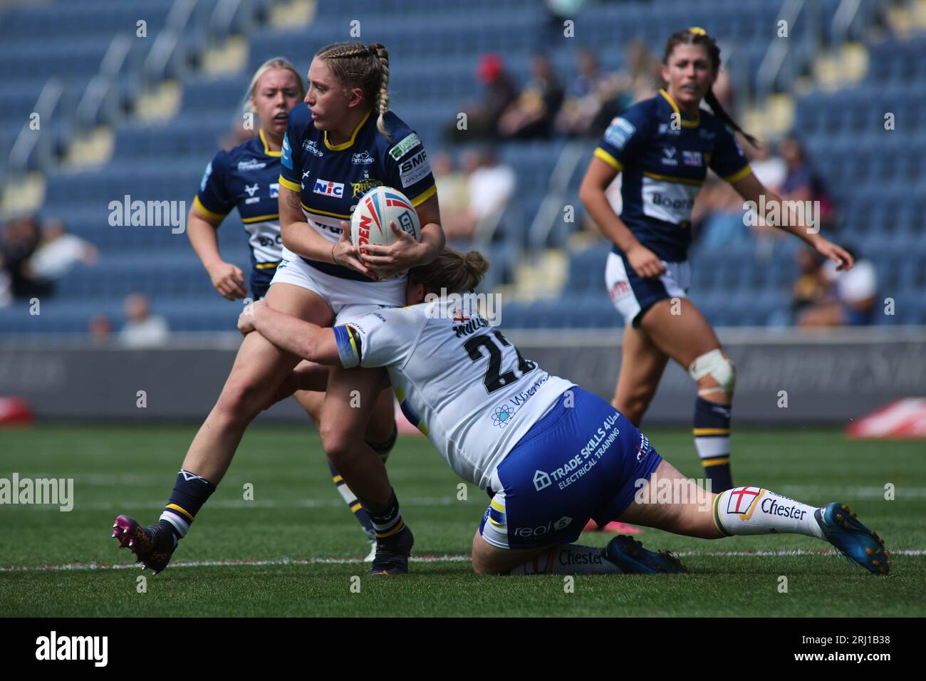 Leeds, Regno Unito. 20 agosto 2023. Headingley Stadium, Leeds, West Yorkshire, 20 agosto 2023 Betfred Womens Super League Leeds Rhinos contro Warrington Wolves Caitlin Beevers di Leeds Rhinos Women viene affrontata dalla difensore Warrington Wolves Women. Credito: Touchlinepics/Alamy Live News Foto Stock