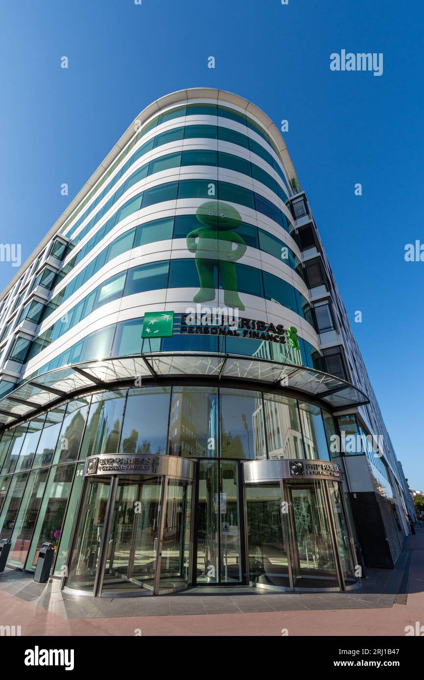 Vista esterna dell'edificio di BNP Paribas Personal Finance, società francese che gestisce il marchio Cetelem, specializzata nel credito al consumo Foto Stock