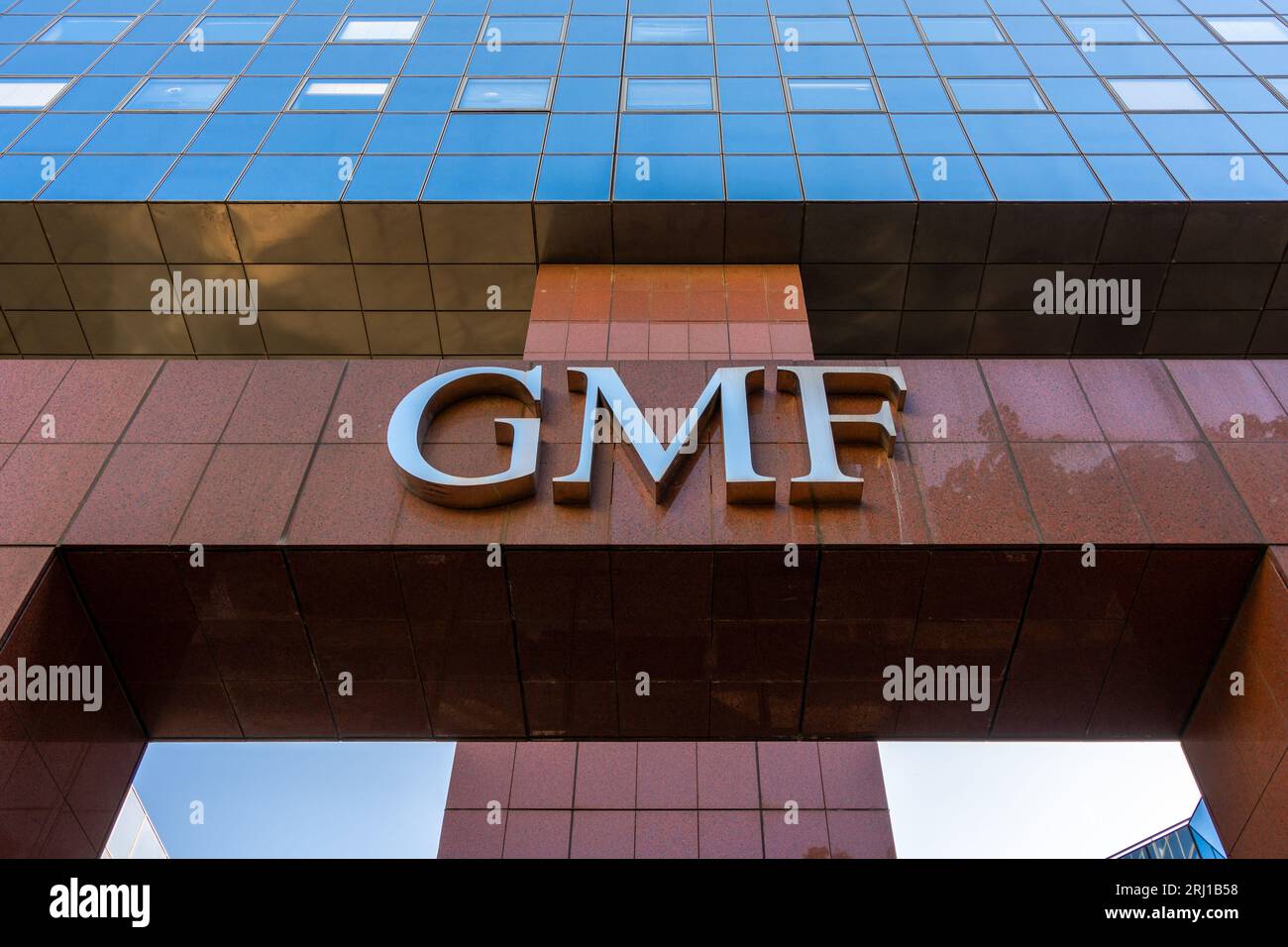 Firma sull'edificio che ospita la sede della Garantie Mutuelle des fonctionnaires, una compagnia di assicurazioni francese meglio conosciuta con l'acronimo GMF Foto Stock