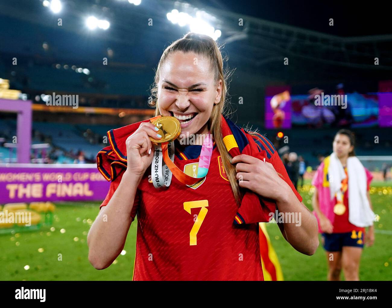 Irene Guerrero, la spagnola, posa per una foto con la sua medaglia dopo aver vinto la finale della Coppa del mondo femminile FIFA allo Stadium Australia, Sydney. Data foto: Domenica 20 agosto 2023. Foto Stock