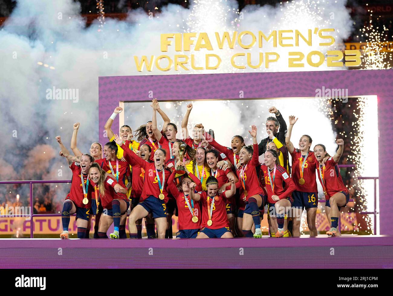 20 agosto 2023: Squadra spagnola con il trofeo della Coppa del mondo durante una partita della finale della Coppa del mondo femminile FIFA, Spagna contro Inghilterra, allo Stadio Olimpico di Sydney, Australia. Kim Price/CSM Foto Stock