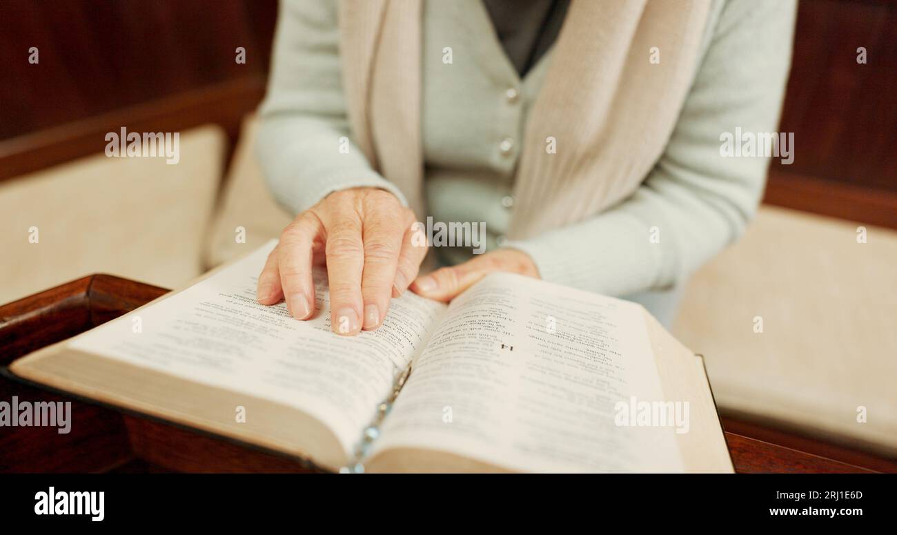 Studiare, la bibbia o le mani di una donna in chiesa pronta ad adorare Dio, lo spirito santo o la religione nella cattedrale cristiana. Primo piano sulla fede, apprendimento o signora Foto Stock