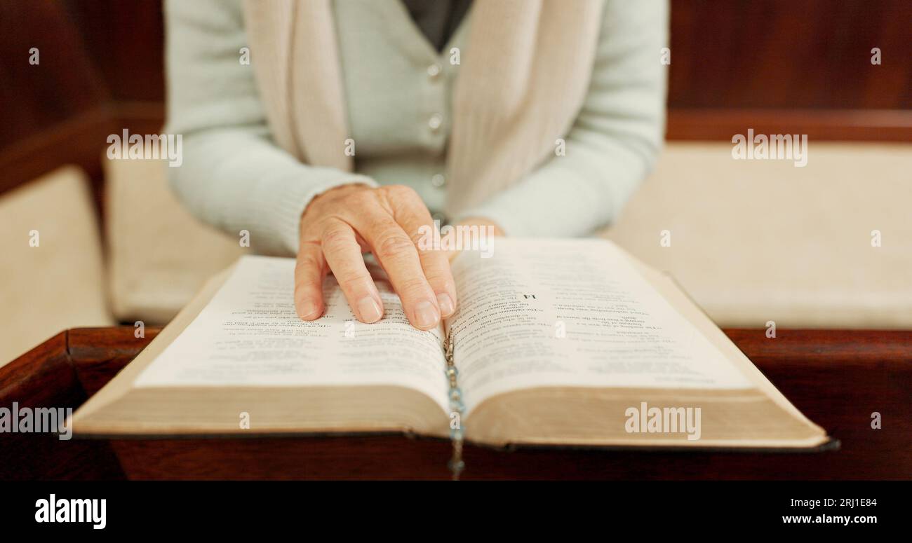 Studiare, la bibbia o le mani di una donna in chiesa pronta ad adorare Dio, lo spirito santo o la religione nella cattedrale cristiana. Primo piano sulla fede, apprendimento o signora Foto Stock