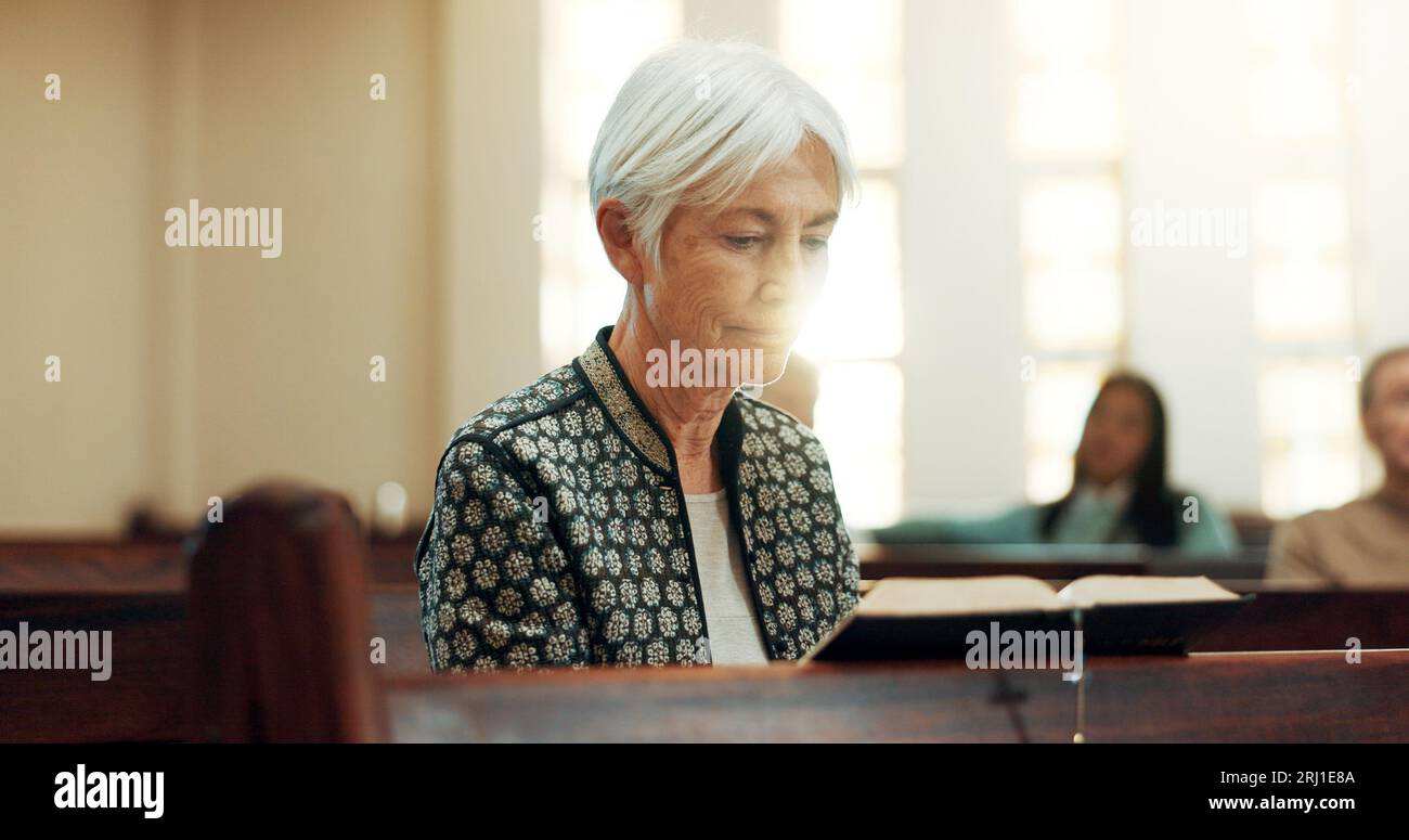 Adorazione, lettura di libri o anziana in chiesa per Dio, spirito santo o religione in cattedrale o comunità cristiana. Fede, bibbia o persona anziana Foto Stock
