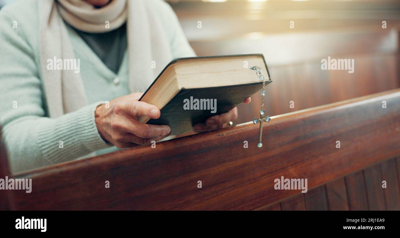 Rosario, bibbia o mani di donna in chiesa per Dio, spirito santo o religione con fede nella cattedrale cristiana. Primo piano sui gioielli, signora spirituale o. Foto Stock